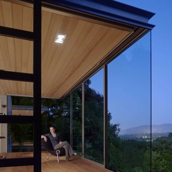 Corner window (butt glazing) by Swatt Miers architects. Awesome detail with hidden structure finessed above and below #modernarchitecture #cornerwindow #whodidthis #details #josharchitects #wallofglass #bringtheoutdoorsin #floortoceilingwindows #slee