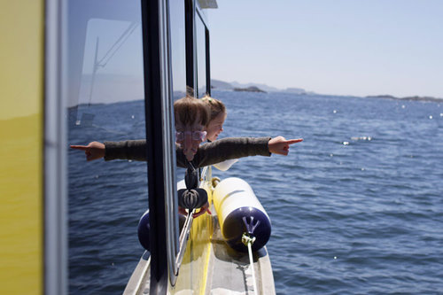 Kids-pointing-from-boat-tour-tofino-bc.jpg