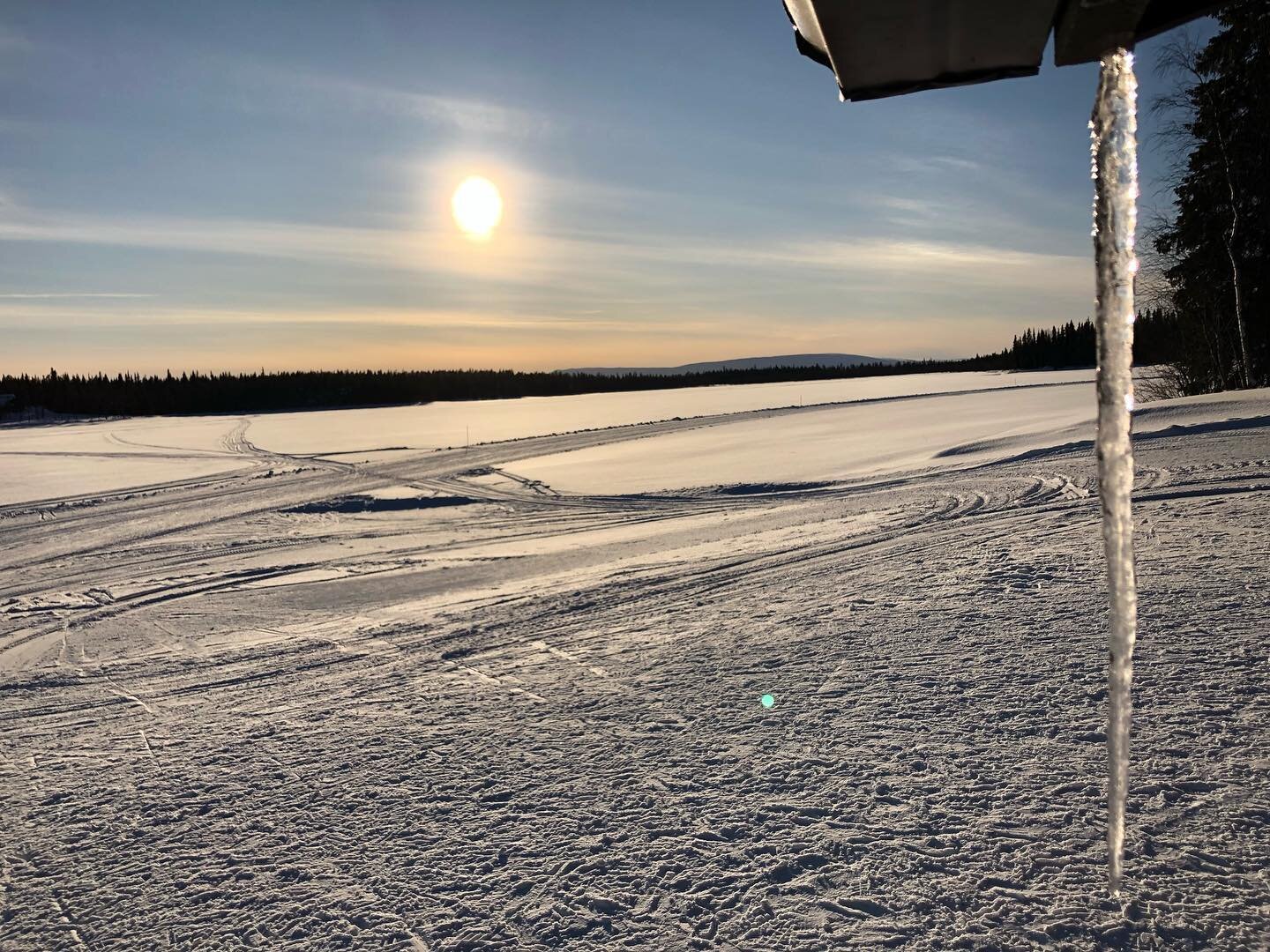 There&rsquo;s is still plenty of cross country tracks open, hit the tracks and enjoy spring skiing ☀️
.
.
.
#skirental 
#levilapland 
#elanskishoplevi 
#crosscountryskiing 
#sunnyday
#skiing 
#springiscoming