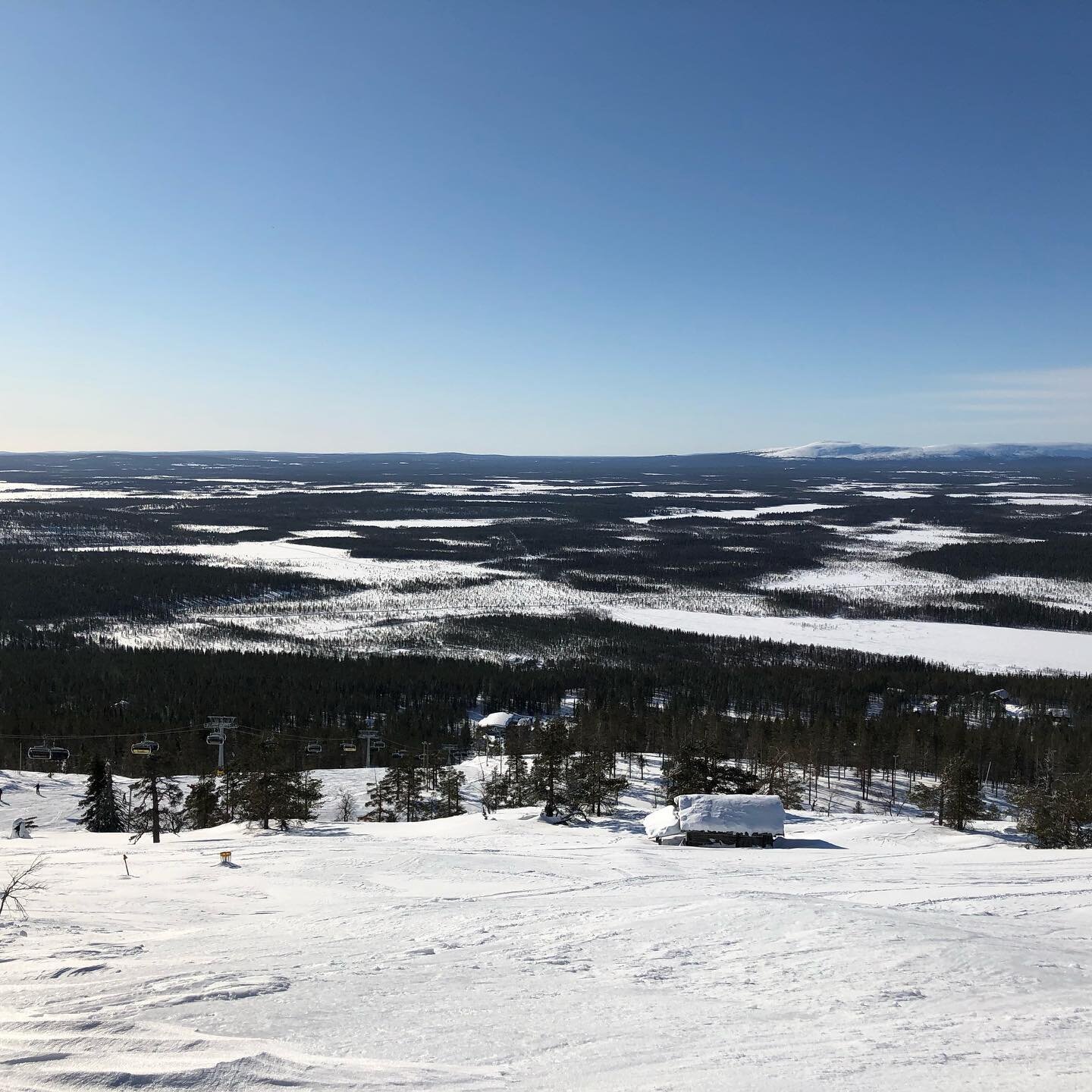 Another beautiful day in paradise!
.
.
#levilapland 
#elanskishoplevi 
#skiing 
#skishop 
#skirental 
#spring 
#visitlevi