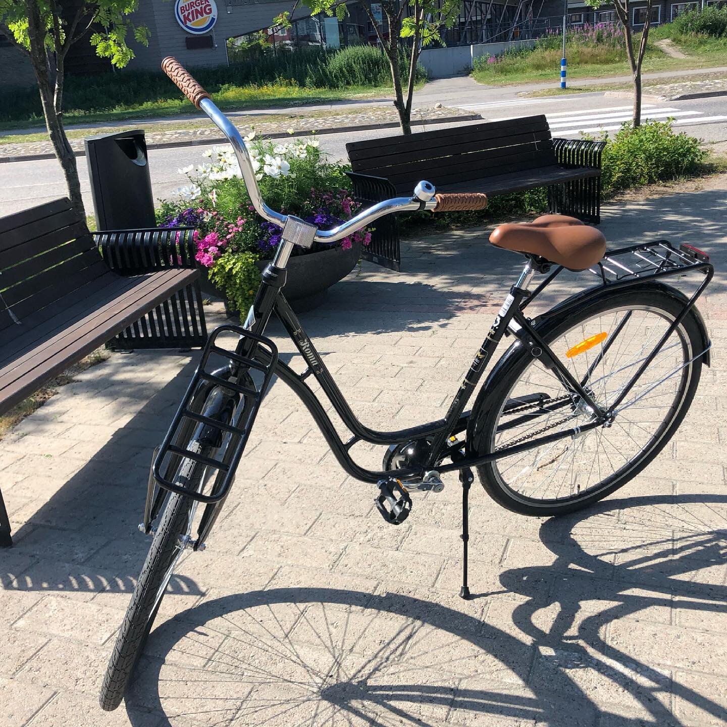 On these hot summer days, a good old fashioned traditional bike is a perfect way to cruise around the city center!
And the seats are extremely comfy for your butt too 😁
.
.
.
#levilapland 
#bikerental
#mummomankeli 
#elanskishoplevi 
#biking
#cruisi
