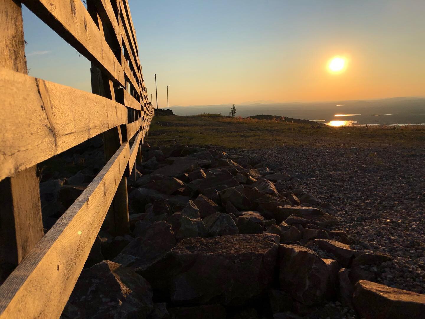 There is still time to enjoy the sun all night long ☀️
.
.
.
#nightlessnight 
#arcticsummer 
#levilapland 
#sunnynights☀️ 
#laplandfinland 
#elanskishoplevi