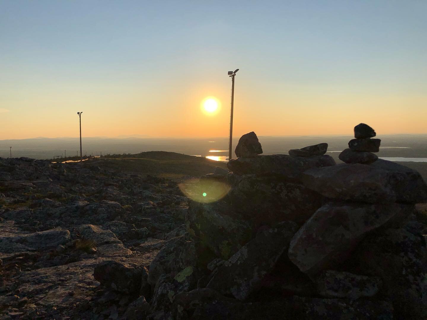 Nightless nights are over and after some weeks, the sun goes down again.
➡️ Towards winter
.
.
.
#elanskishoplevi 
#levilapland 
#towardswinter 
#sundet
#nightlessnight 
#summerinlapland 
#laplandfinland 
#y&ouml;t&ouml;ny&ouml;