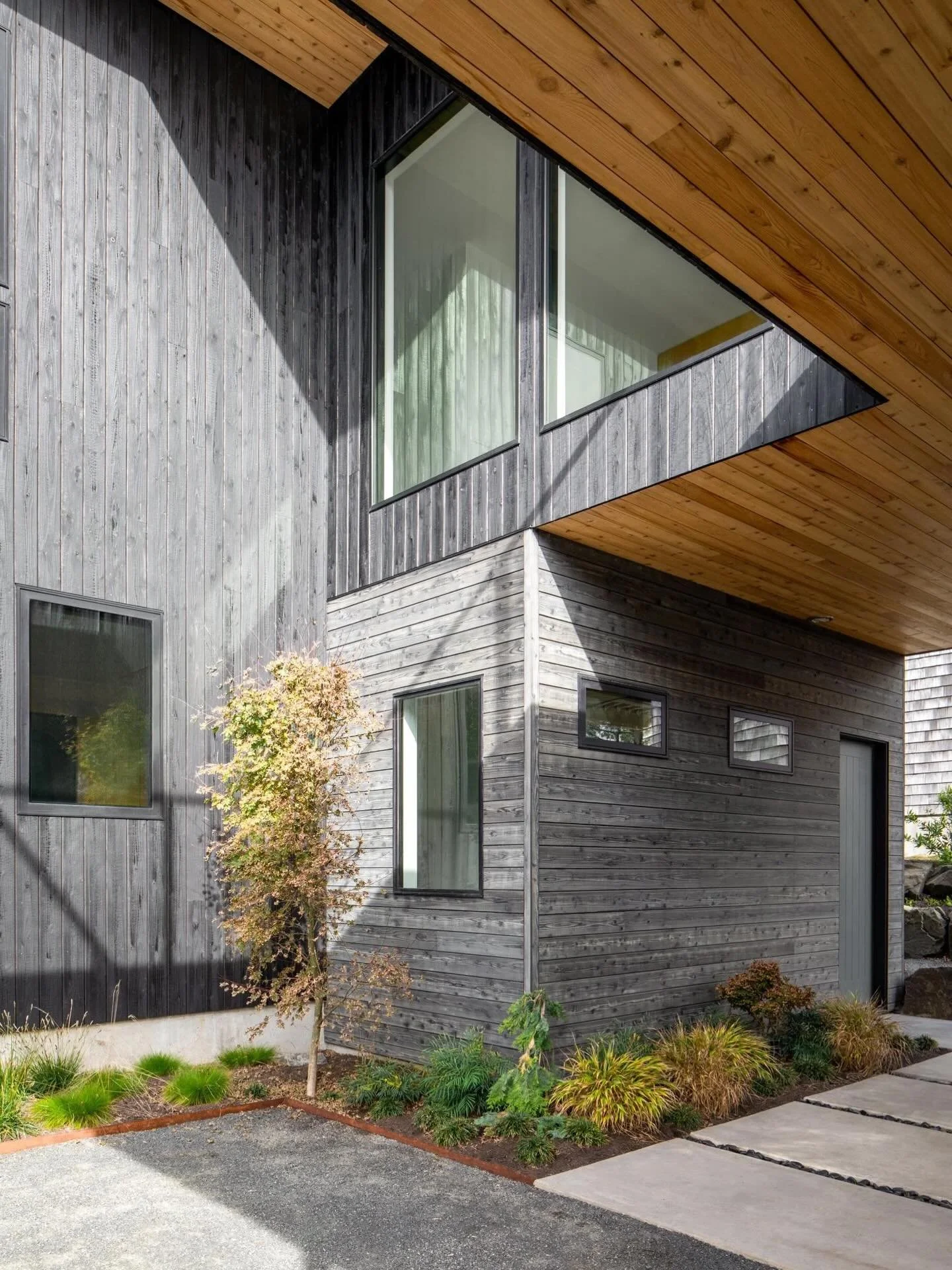 As you move further into the #spindriftmanzanita site, an open air courtyard is revealed.

Architecture @theguggenheims
Photography @themorrisonsphoto