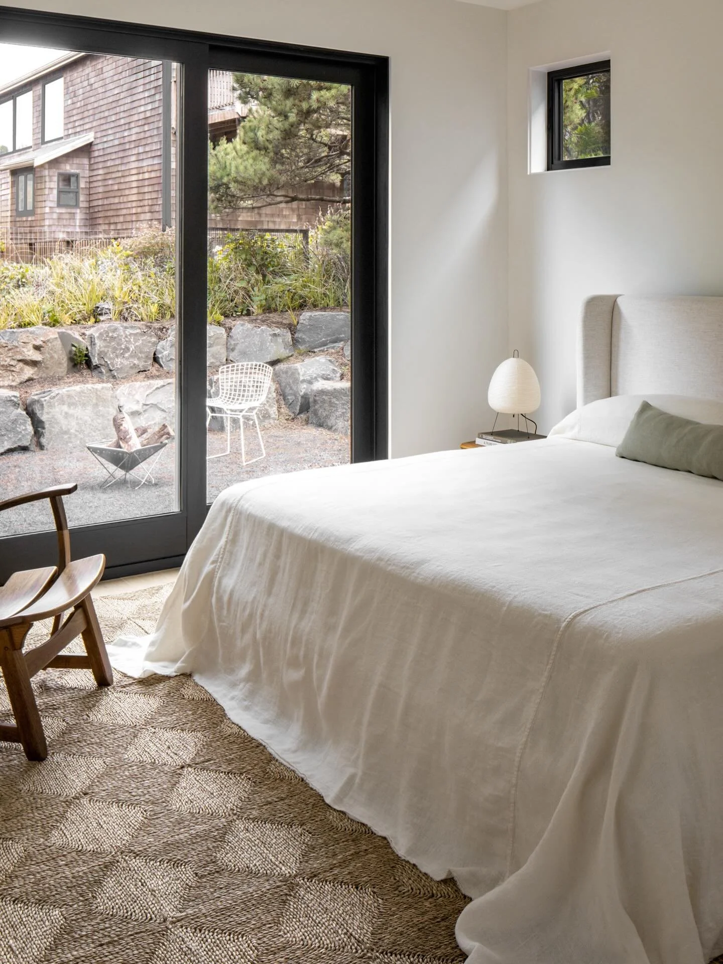 Peaceful main level suite at #spindriftmanzanita 

Architecture + Interiors @theguggenheims
Landscape @wesyounie
Photography @themorrisonsphoto
Photo Styling @shopwilma @kariehigginsstudio