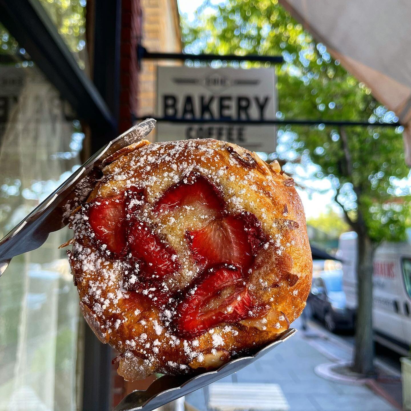 Strawberry Almond Frangipane Brioche (weekends only!) These are sooooo tasty, especially when toasted up a bit the next day 🤯🍓 👏🏽