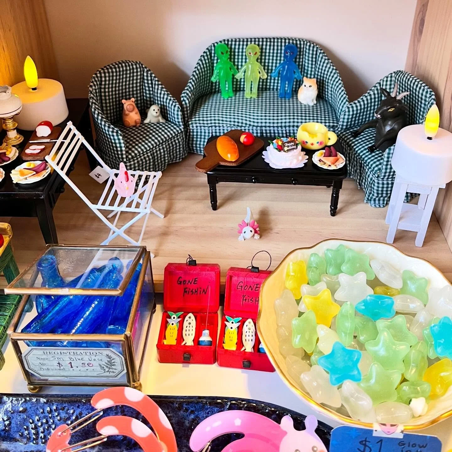 The desk friends are throwing a party! 🎉 They probably forgot to send out invites or maybe mine was lost in transit. 🤷&zwj;♀️🎠 It&rsquo;s almost spring and they redecorated! Come pick up a couch or two for your friends at home. 🏠 The last picture