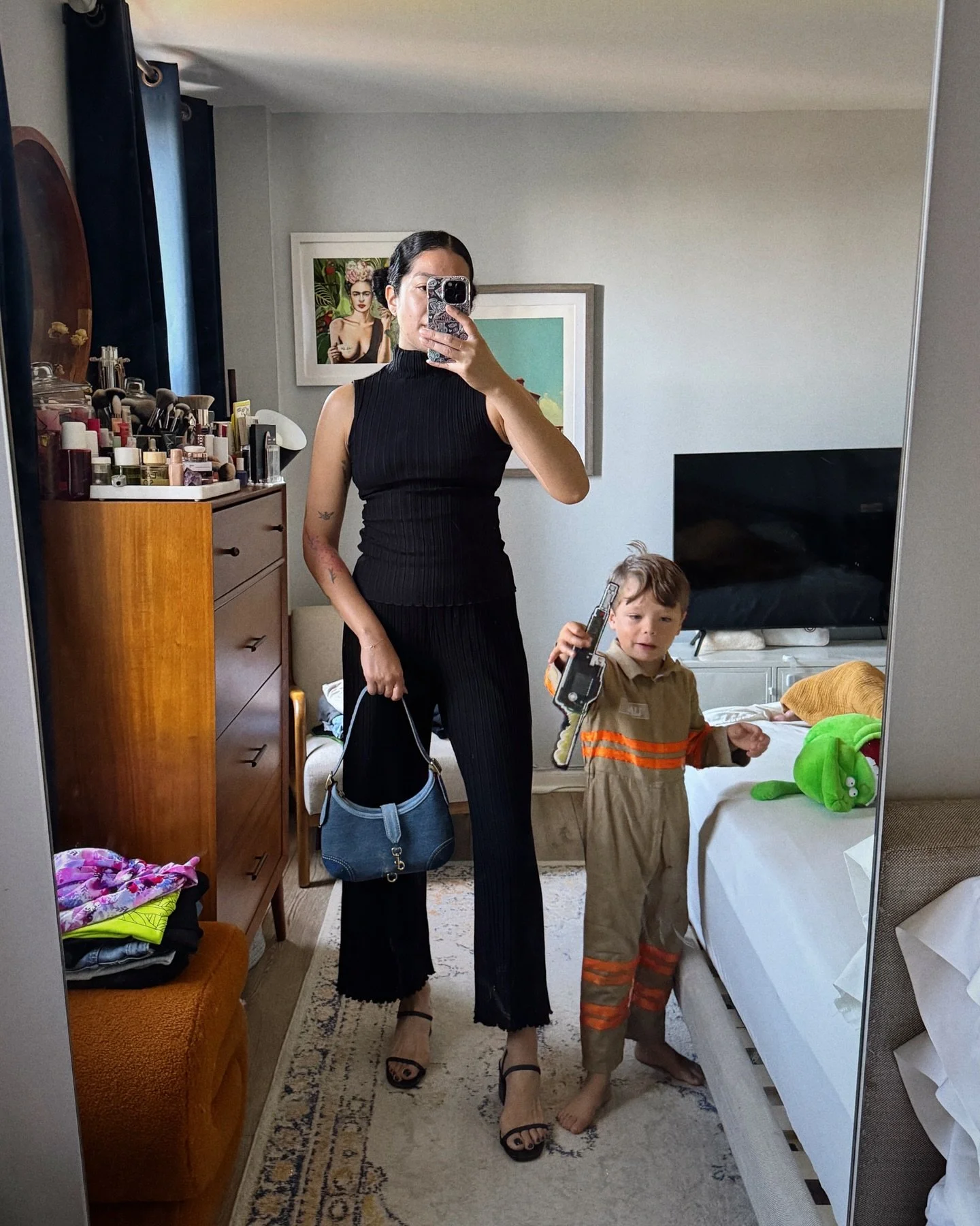 What She Carries: Coach Hamptons Hobo Bag in denim

An everyday staple if you ask me 🙂&zwj;↕️

Casual, cool, and effortlessly elevated. I&rsquo;ve been reaching for it nonstop. The vintage-inspired denim gives it that laid-back vibe I love. Plus den