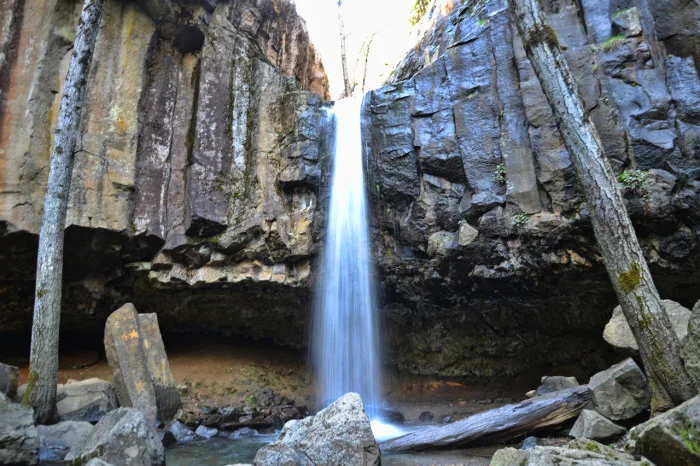 Hedge-Creek-Falls-2-700x466.jpg