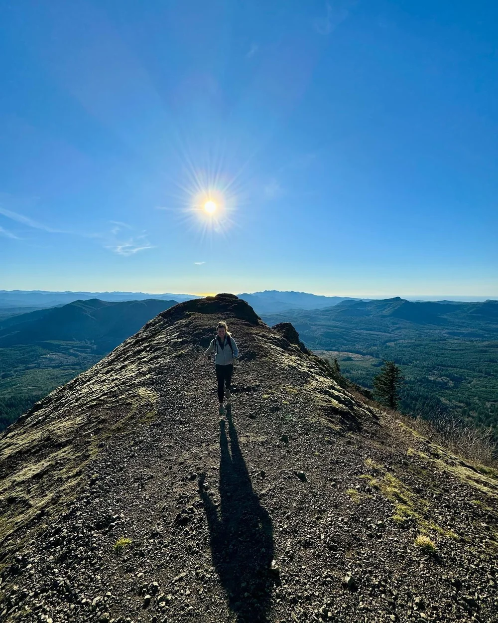 True fact: Walker had to sleep with his hand on the floor because he was dreaming of falling of cliffs. I slept great! #gorgegautsche #werenotinthegorge
