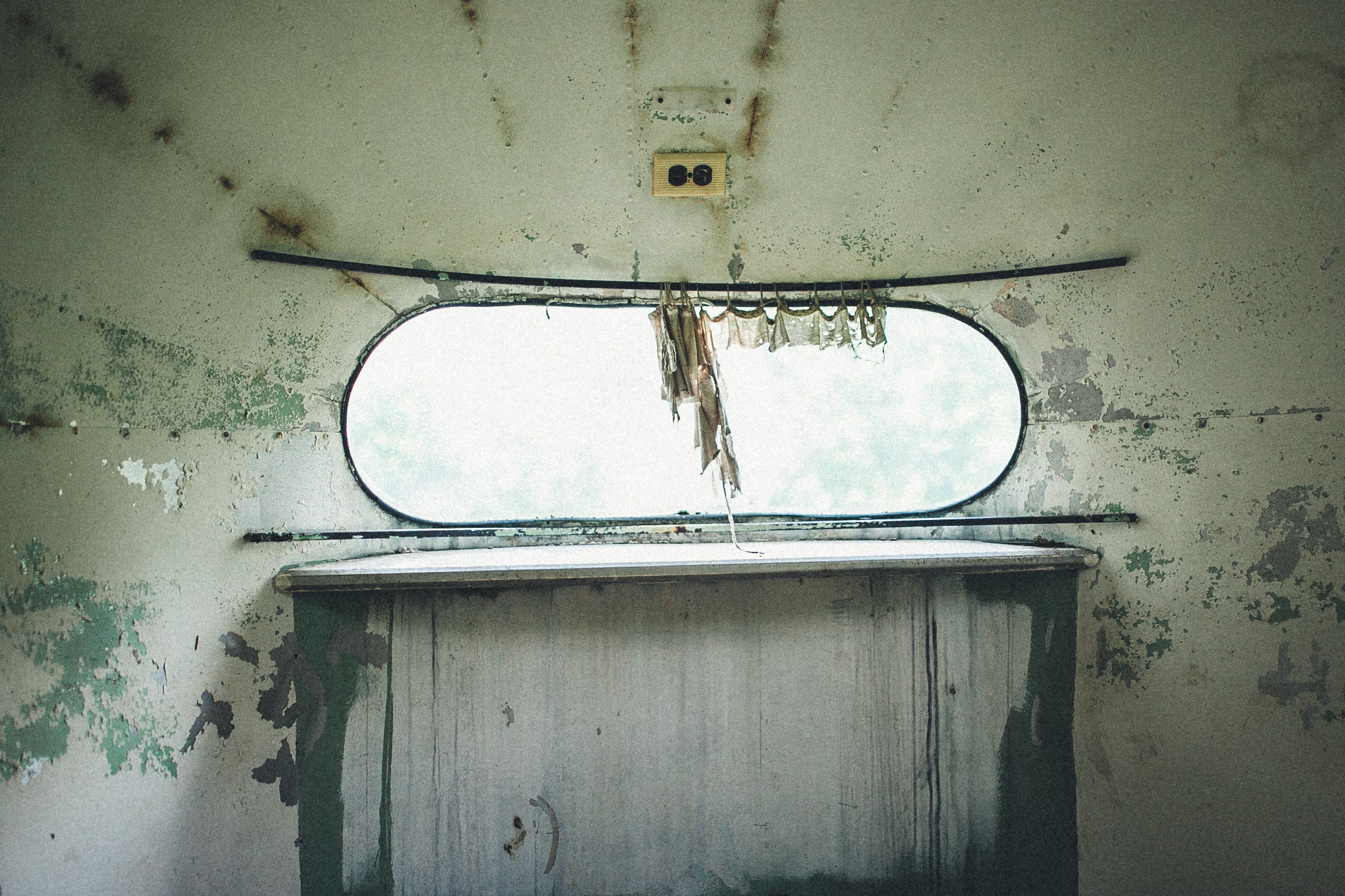 abandoned-airstream-3671.jpg