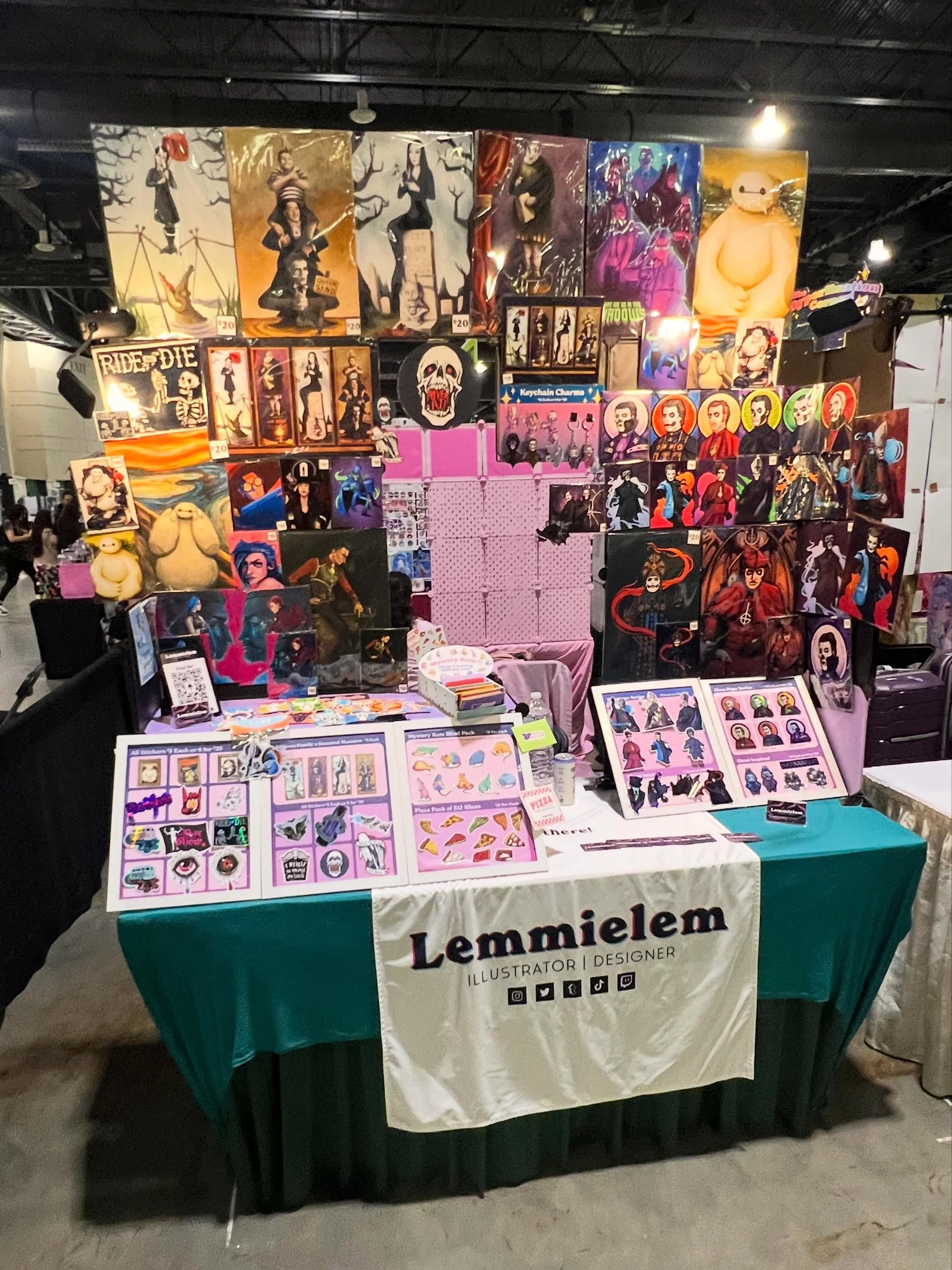 Hi Philly!
I&rsquo;m here at #fanexpophiladelphia! It&rsquo;s my first solo show, so come by and say helloooo! We can speculate about the upcoming Skeleta movie! :) 

#artistalley #philadelphia #thebandghost #illustration
