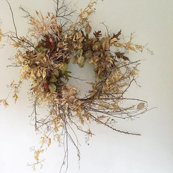 Wreath with a variety of Dried Foliage. Photo from @ aurasfloras on Instagram.
