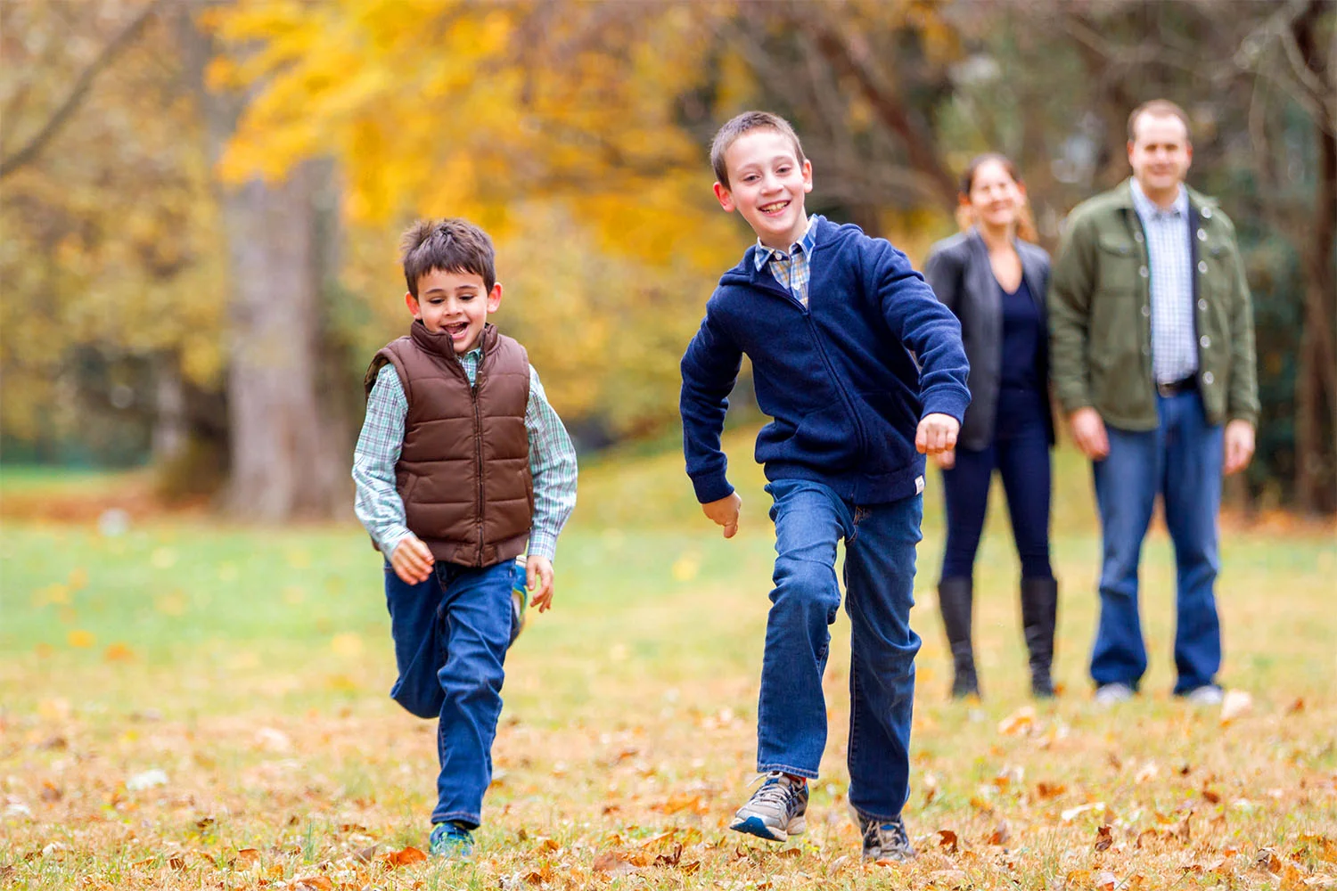 McLean VA sibling photographer, McLean VA brothers running
