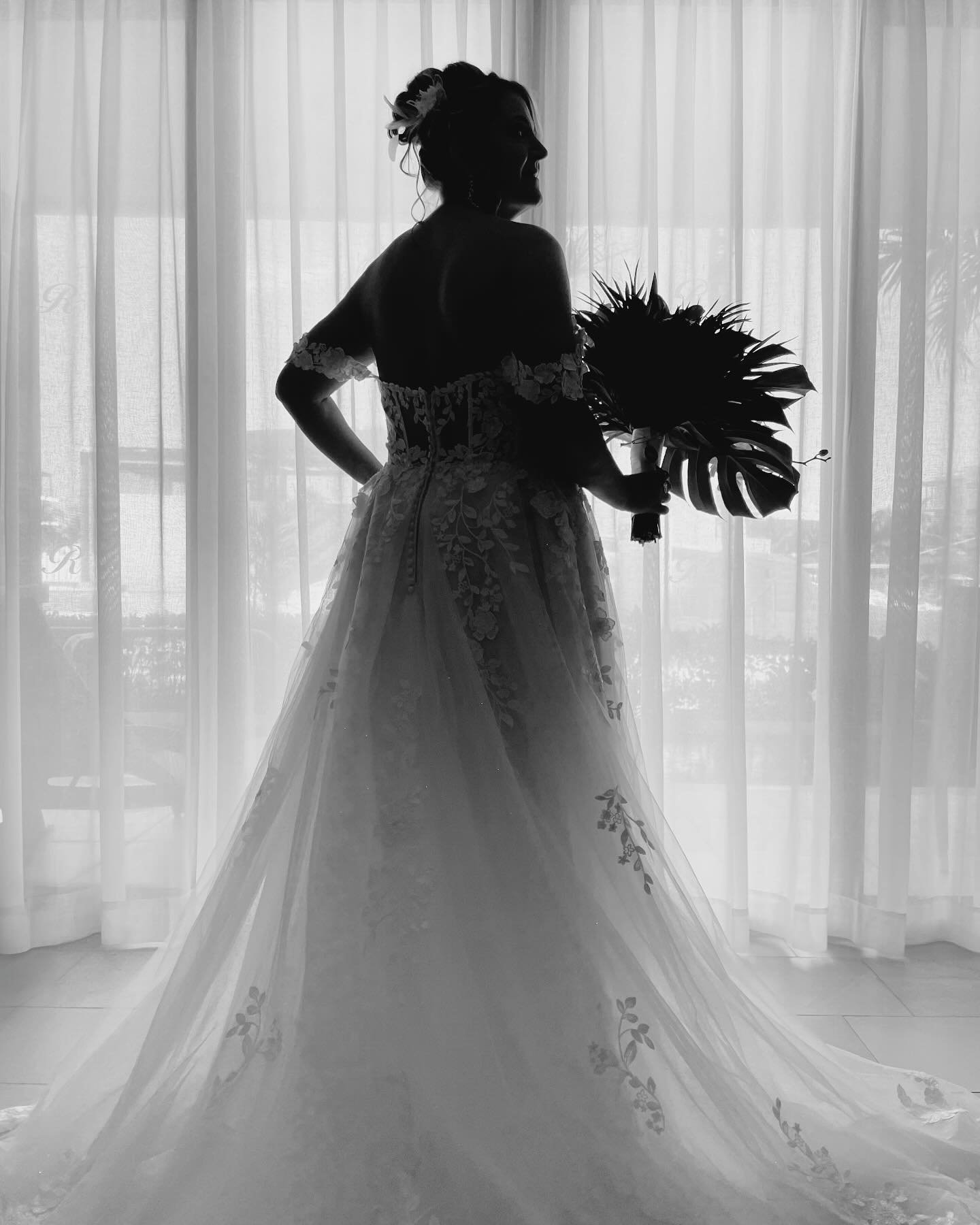 Dreaming in paradise, getting ready for forever. 🌴✨ #CancunWedding #cancunweddingphotographer #cancunweddingvideographer #playadelcarmenwedding #playadelcarmenweddingphotographer #playadelcarmenweddingvideographer #tulumwedding #tulumweddingphotogra