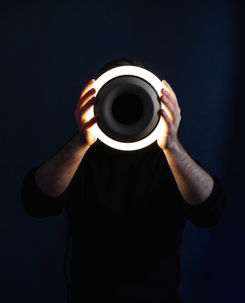 Oupio este si obiect de iluminat si boxa, sau o boxa si un obiect de iluminat. Foarte versatil si destept, e un obiect jucaus, minimalist, un pic serios - cam ca Vlad :)