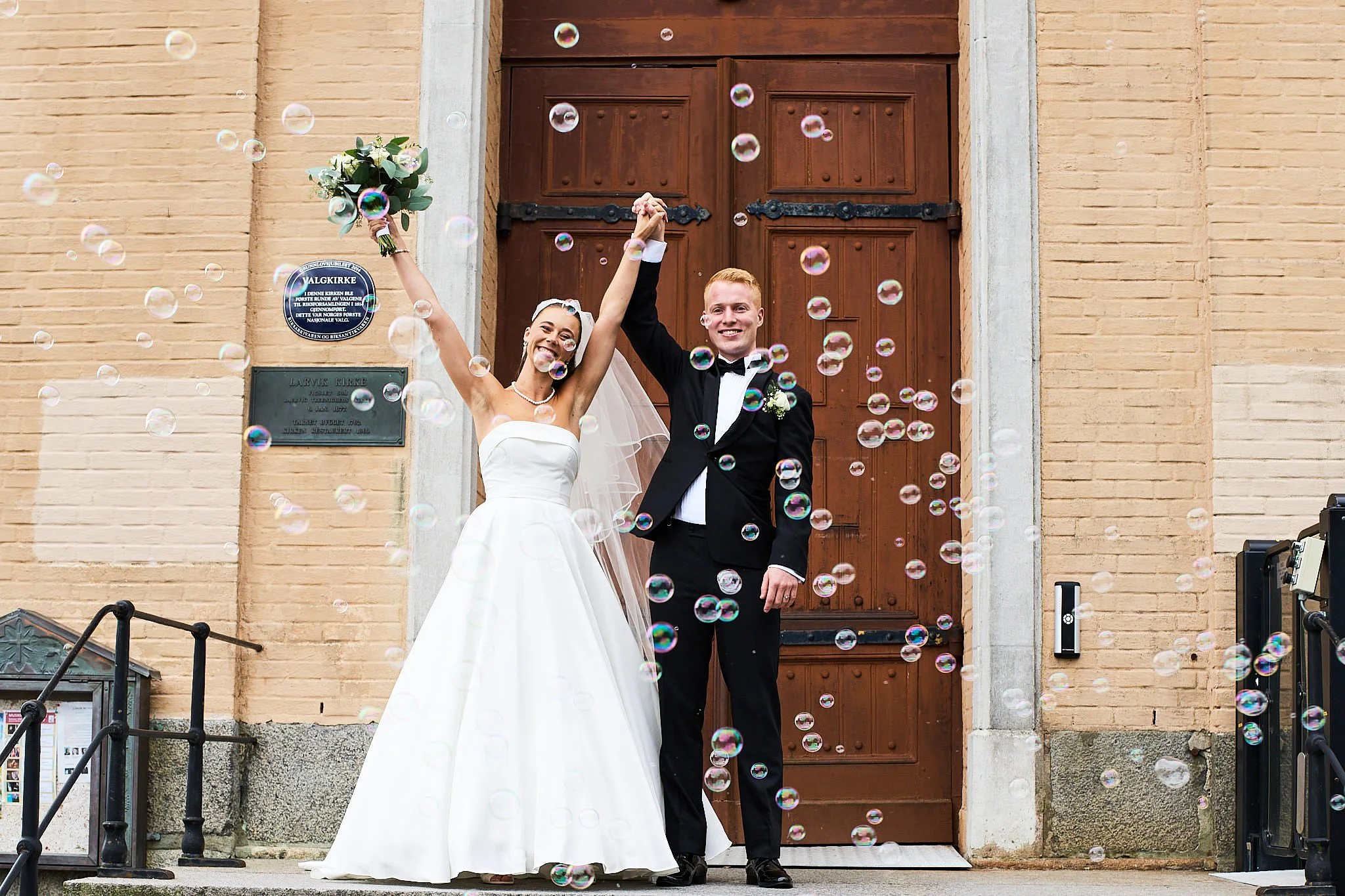 Brudepar kirketrapp såpebobler