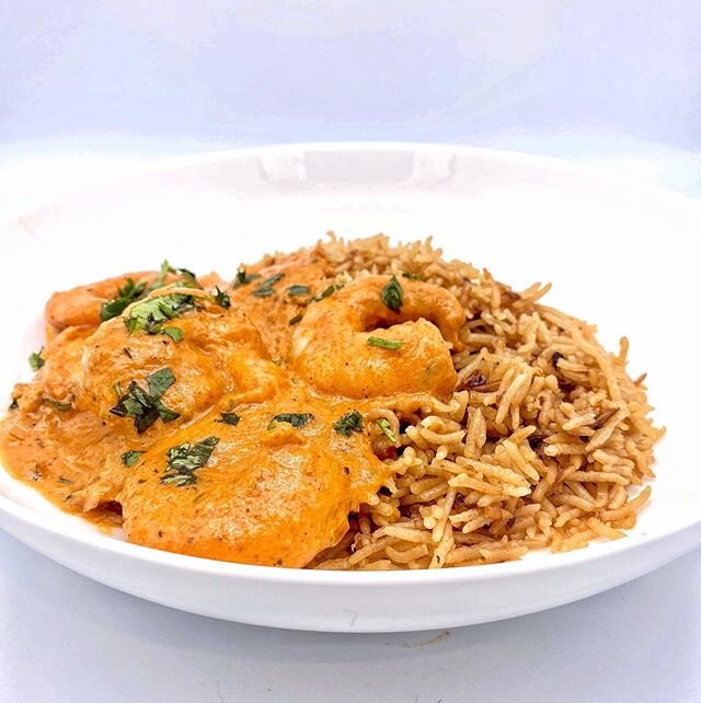 P r a w n  C u r r y

Fancy a curry? This prawn curry is super easy, super fast and super yummy. Fry chopped onions with minced garlic, ginger and chilli. Once golden brown, add chopped tomatoes, either fresh or tinned and a little tomato pur&eacute;
