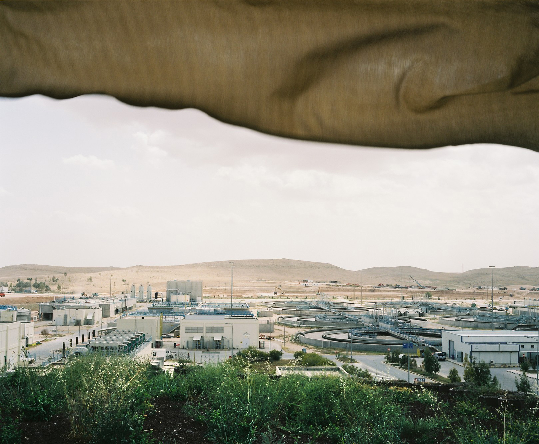 L’usine Samra près de Zarqa est gérée par Suez Environnement. Elle traite en grande partie les eaux usées d’Amman et de Zarqa. L’eau traitée est rejetée dans un canal qui alimente la retenue de Burma près de Jerash à 50 km à l’ouest. Mélangée sur