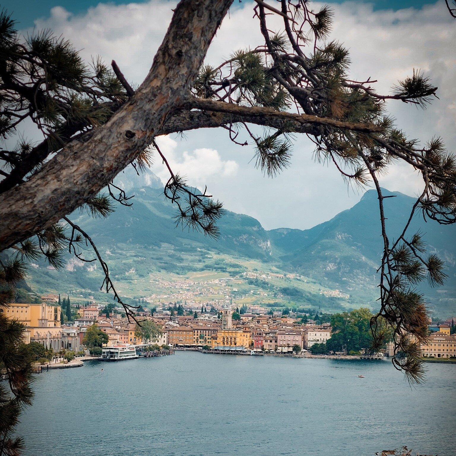 [Postcards from Lake Garda: the harbor in Riva]
It's that time of the year when days start getting longer and a little warmer...
.
.
.
#hotelluise #hotelluiseriva #travelismyrealjob #welcomeonboard #travelstories
#rivadelgarda #lagodigarda #lakegarda