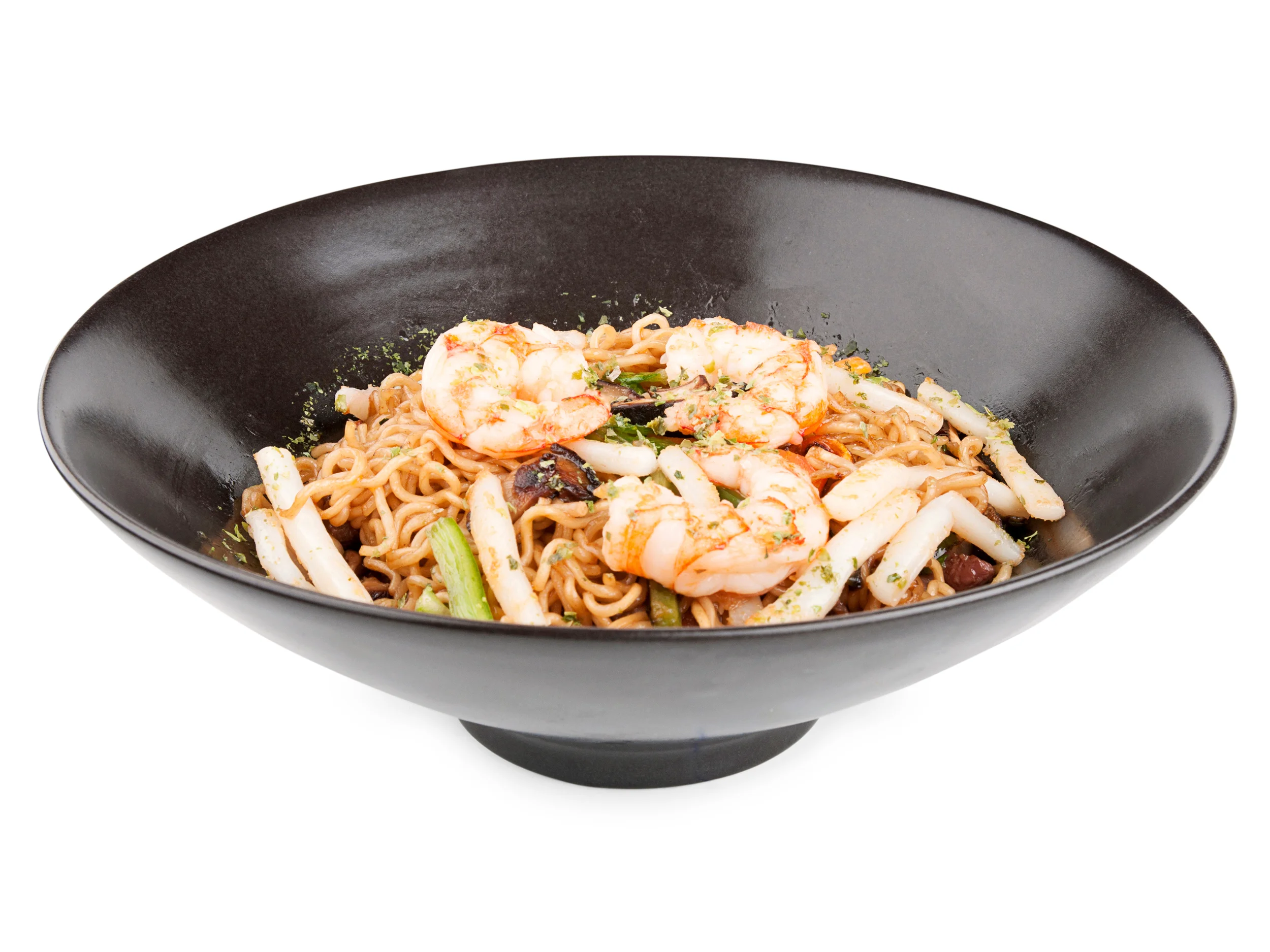 Yakisoba de marisco y verduras. Deliciosos fideos de arroz salteados con verduras frescas, langostinos y calamar.