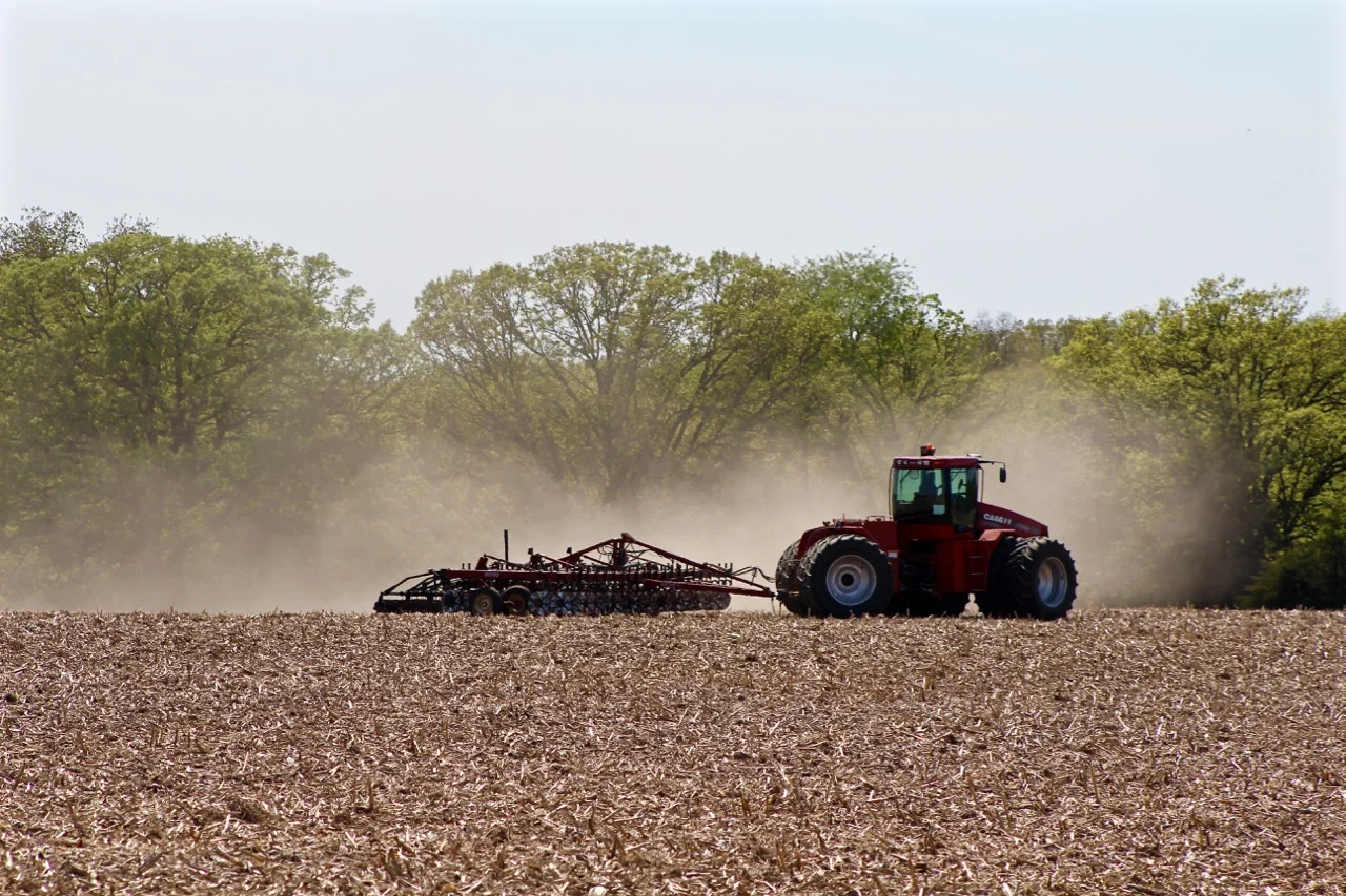 Case 435 Tractor pulling the Salford at Keplinger West
