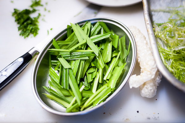  Three-cornered garlic 