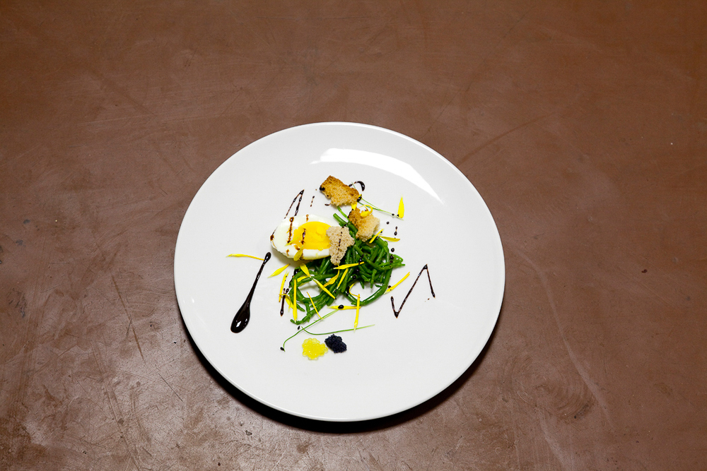  Poached egg, caviar, samphire, chrysanthemum, balsamic,&nbsp;Berlin 2011 
