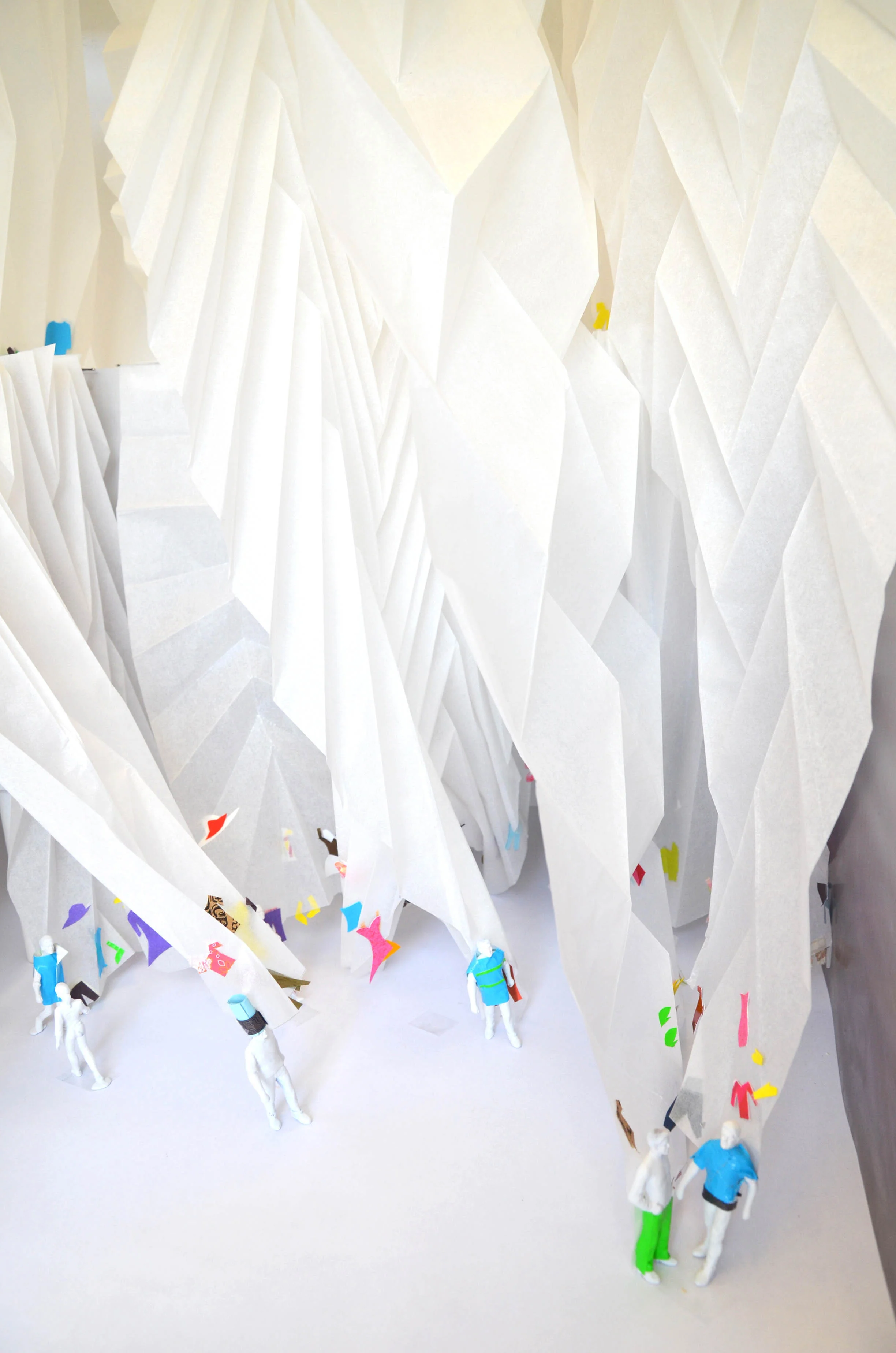  Evoking the daily circulation of clothes within our closets, WANDERING WARDROBE is perpetually reorganizing itself. &nbsp; 