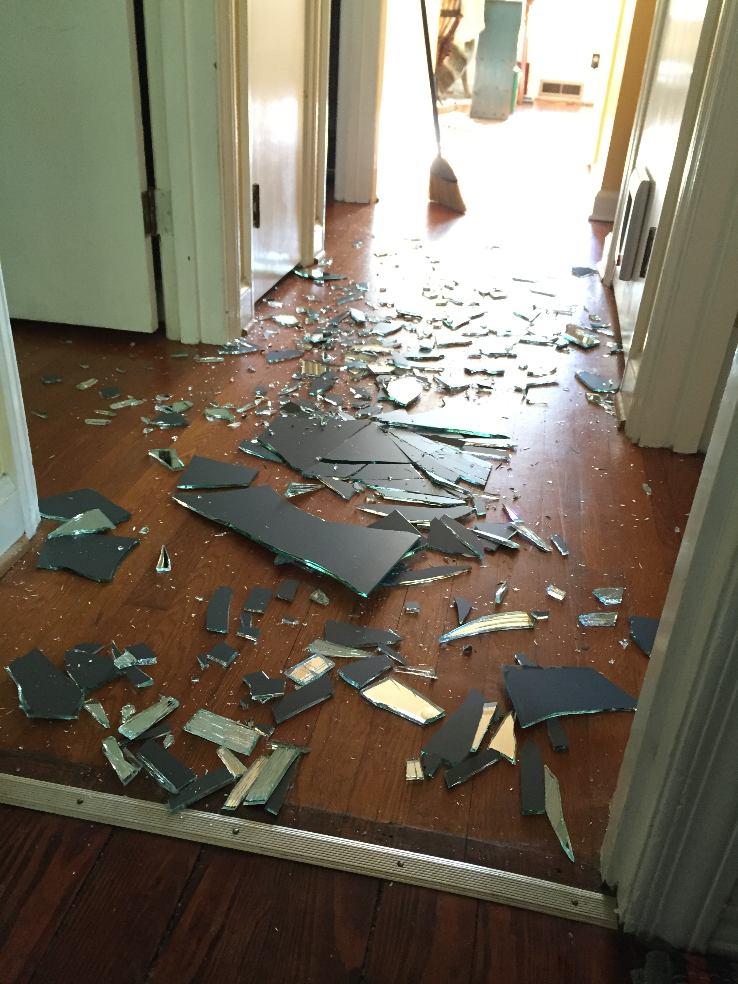 Разбитые полы. Разбитая стекло в доме. Разбитые зеркала. Разбить зеркало.
