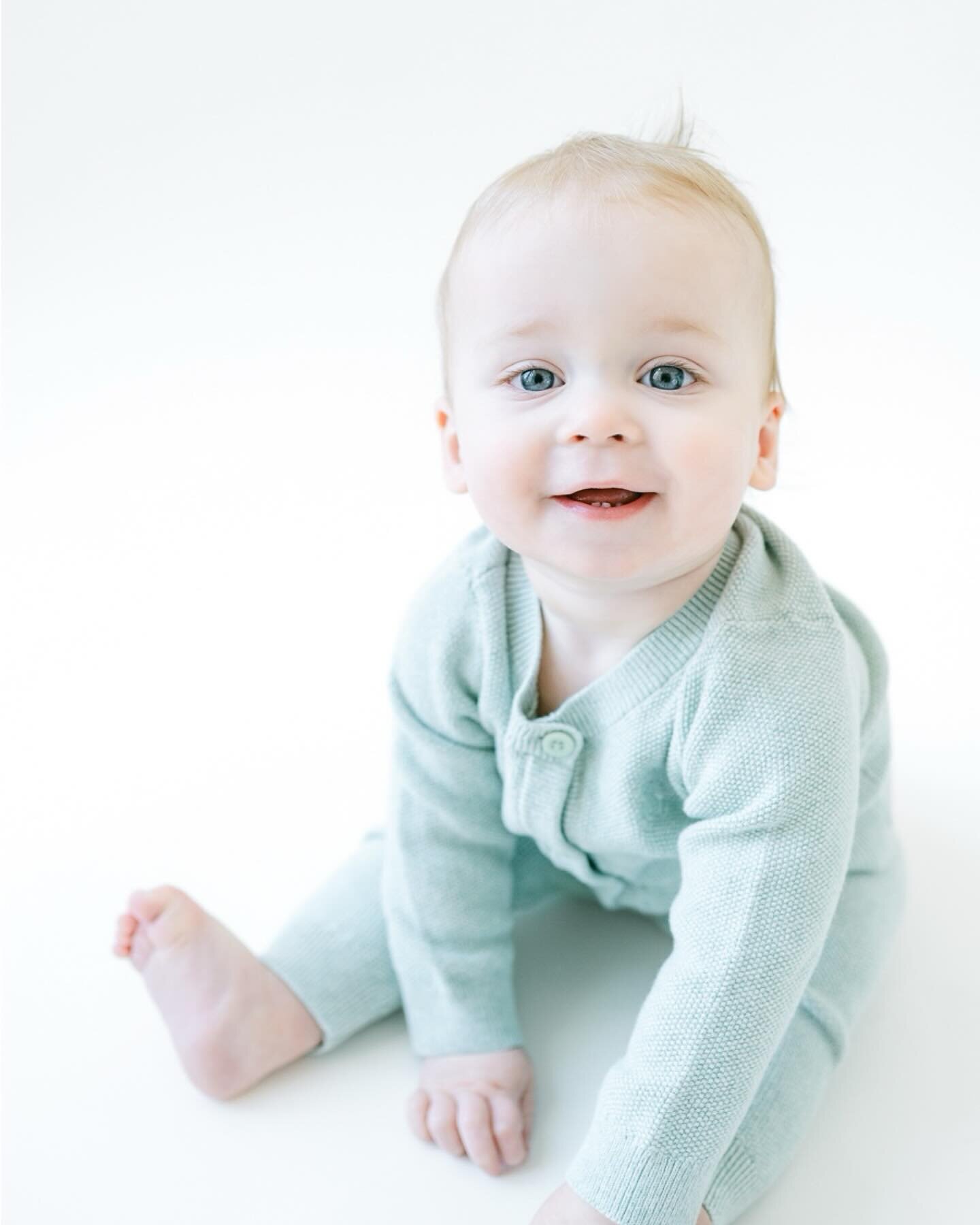 You wouldn&rsquo;t know it, but this sweet baby was super speedy in crawl mode! Babies at this age are so fun to capture - still round cheeked and cuddly, but on the cusp of adventure! What is your favorite baby stage? 

#baby #heirloom #babyphotos #