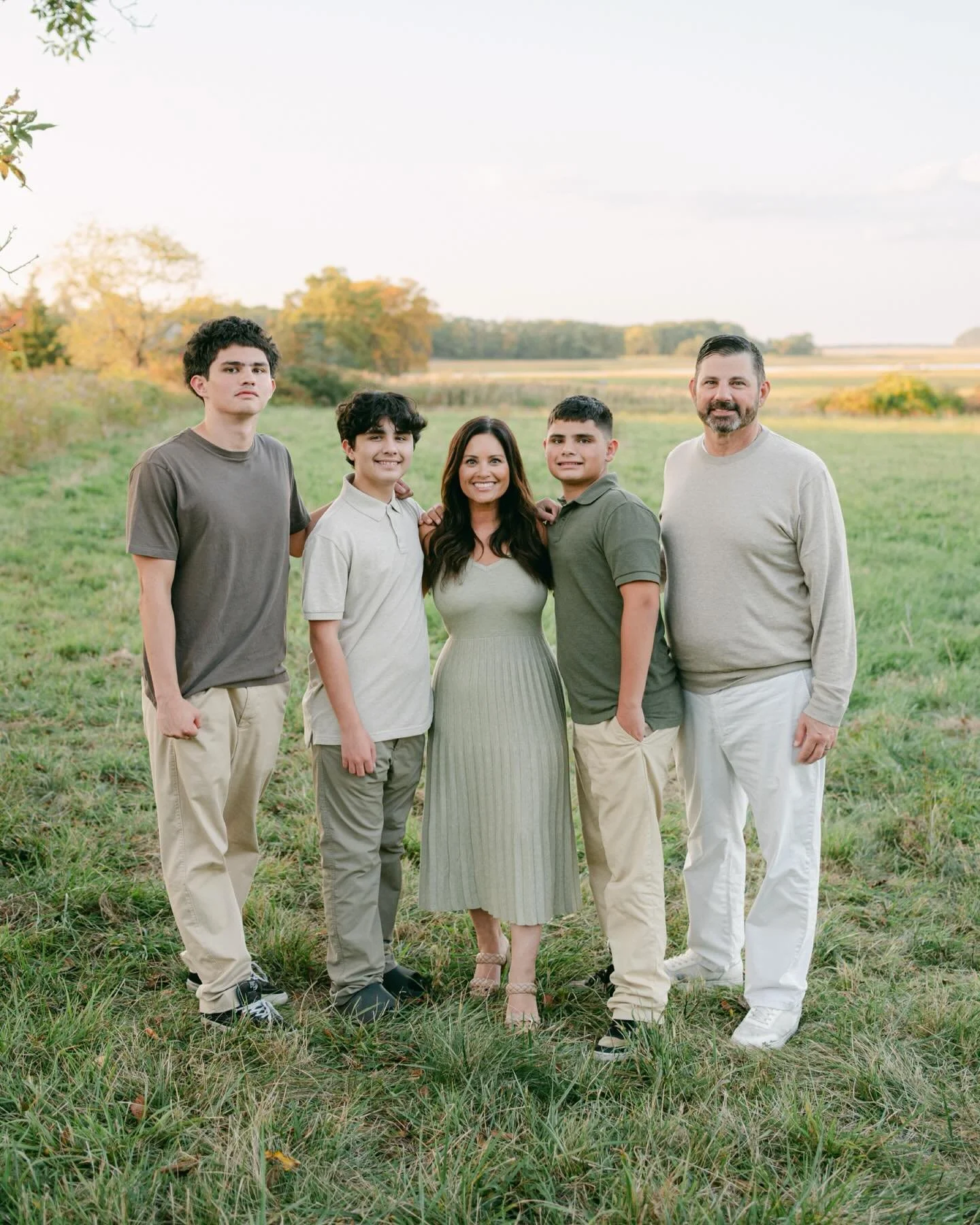Documenting this crew felt extra special 🤍 Whether your kids are little or grown, photos are a way to honor the journey, the hard stuff, and the joy in between. Life throws a lot at us&hellip; let&rsquo;s celebrate it all, and I promise we&rsquo;ll 