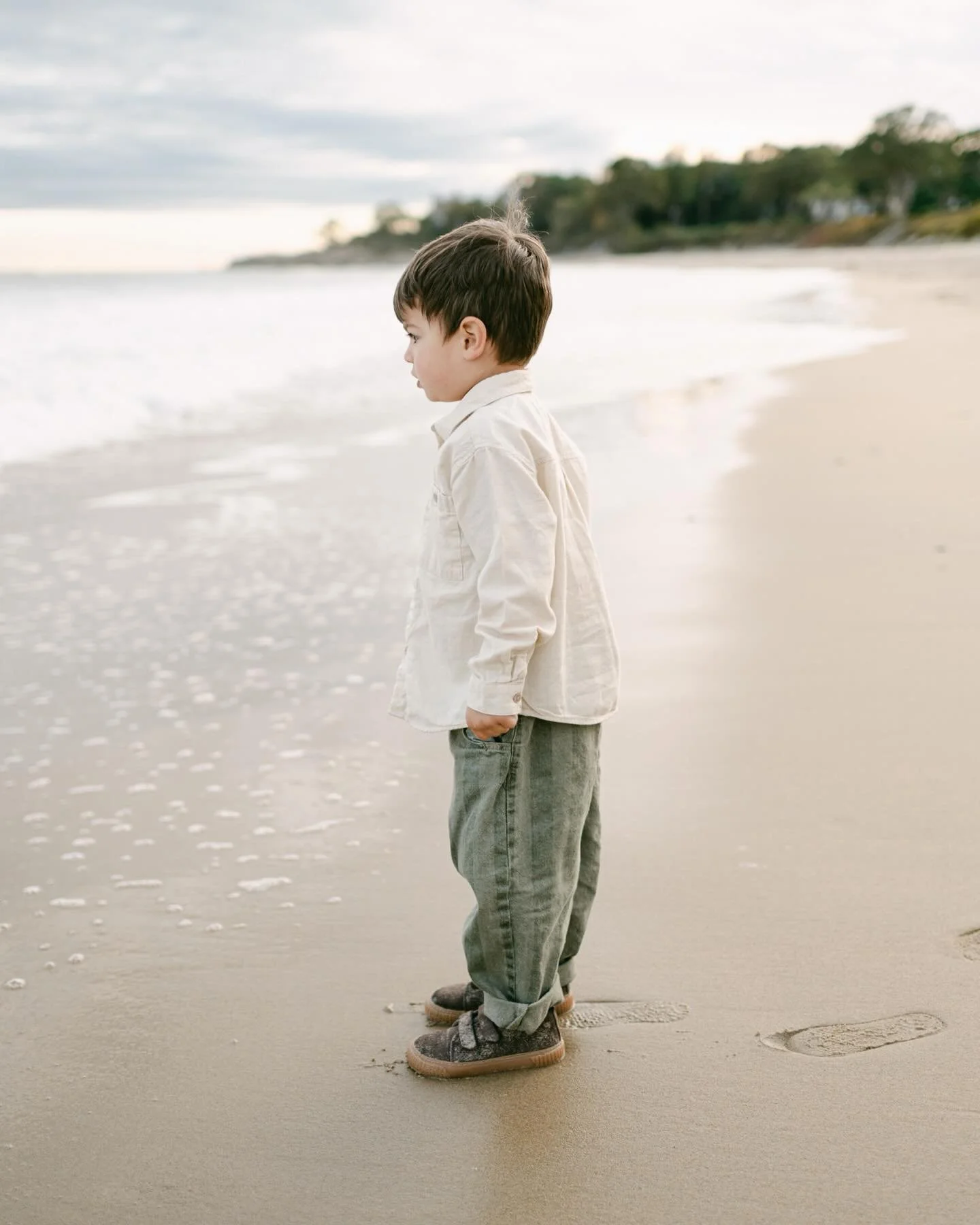 So often I hear from parents that the reason they don&rsquo;t book a photo session is because they don&rsquo;t think their kids would &ldquo;last&rdquo; or behave.
But I think a lot of people still picture family photos as everyone sitting still, smi