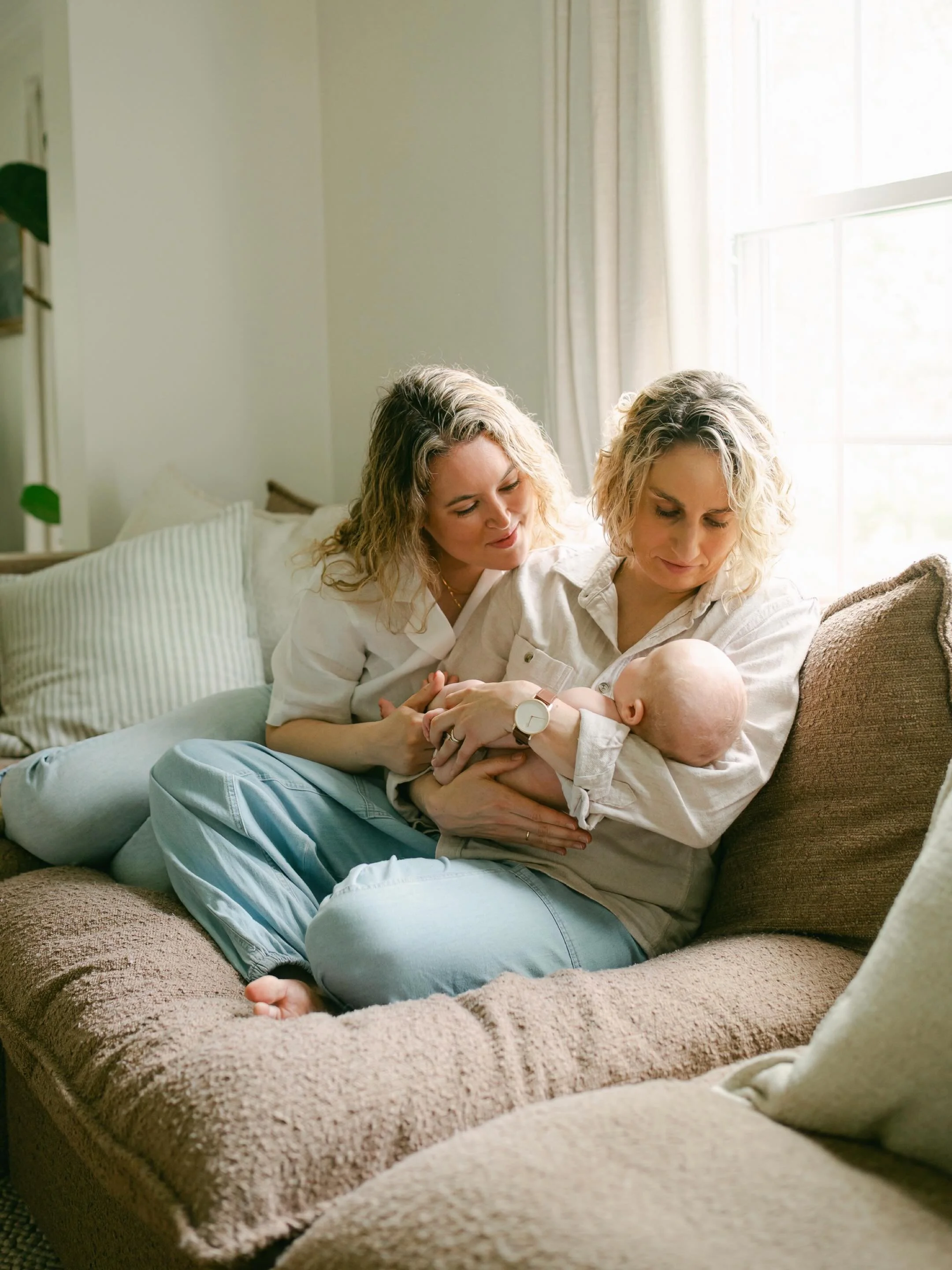 5 weeks old. One very loved baby.And a golden retriever who firmly believed this session was actually about him. 🥰

This is exactly why I love in-home newborn sessions. Real life isn&rsquo;t perfectly posed&mdash;it&rsquo;s laughter, chaos, cuddles,