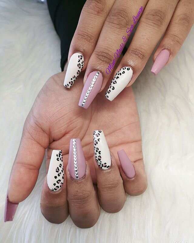 Michelle&rsquo;s nails  #nails #nailswag #nailsonpoint #nailstagram #nailworthy#instanails #instagramnails #nailgame #nailaholic #nailsofinstagram #nailsoftheday #nailporn #nailaddict #nailcandy #glitter #handdrawn  #shellac #gelnails #calgary #calga