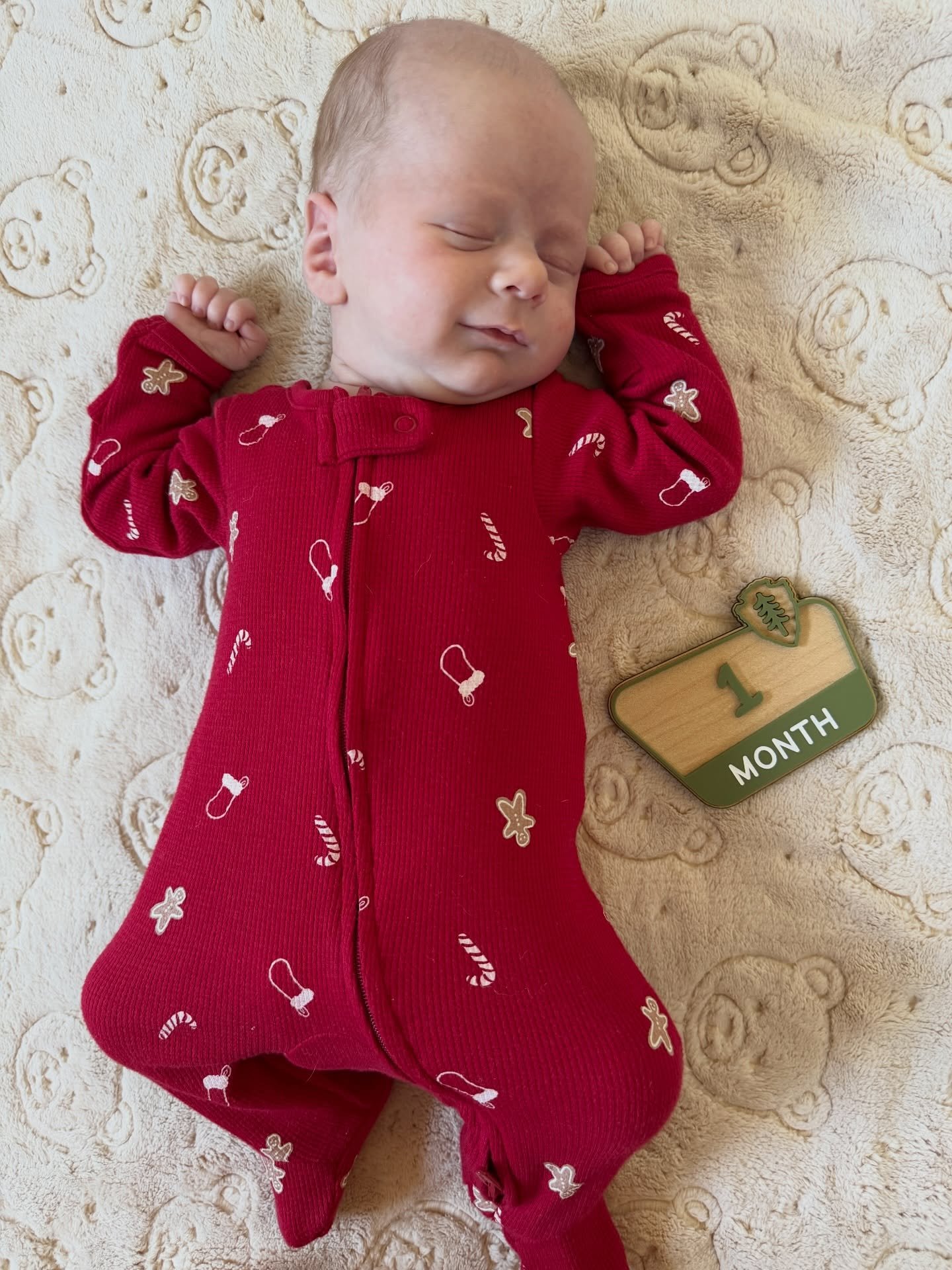 1 month with Baby Bennett! 

Your little baby life started out as a bit of a whirlwind but we got through it! 💪We had to take a second trip back to the hospital because Mommy got readmitted for preeclampsia. It was a little scary but after a few day