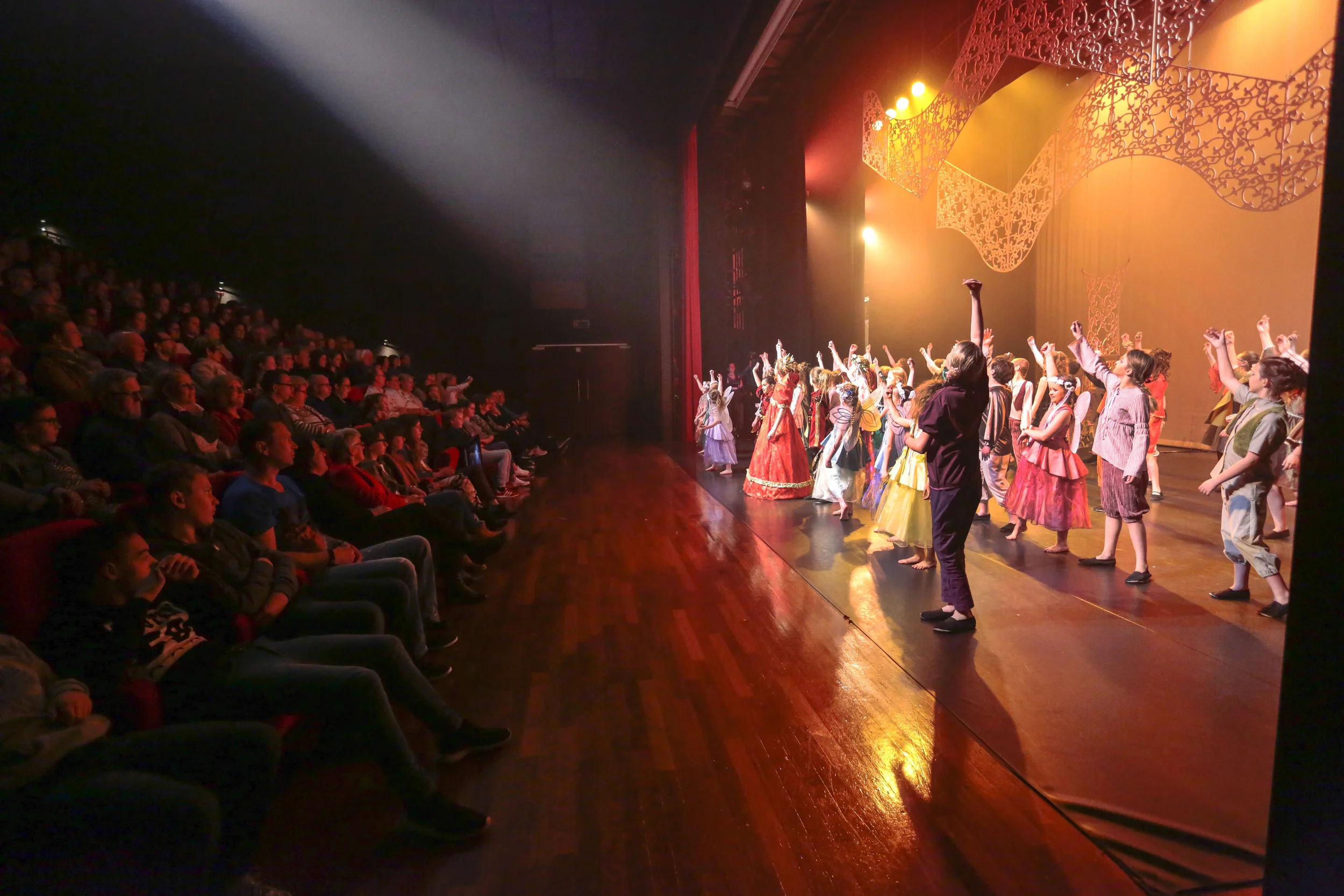 Kleine musicalsterren stralen bij première Midzomernachtdroom van Kleintje BMT uit Schijndel