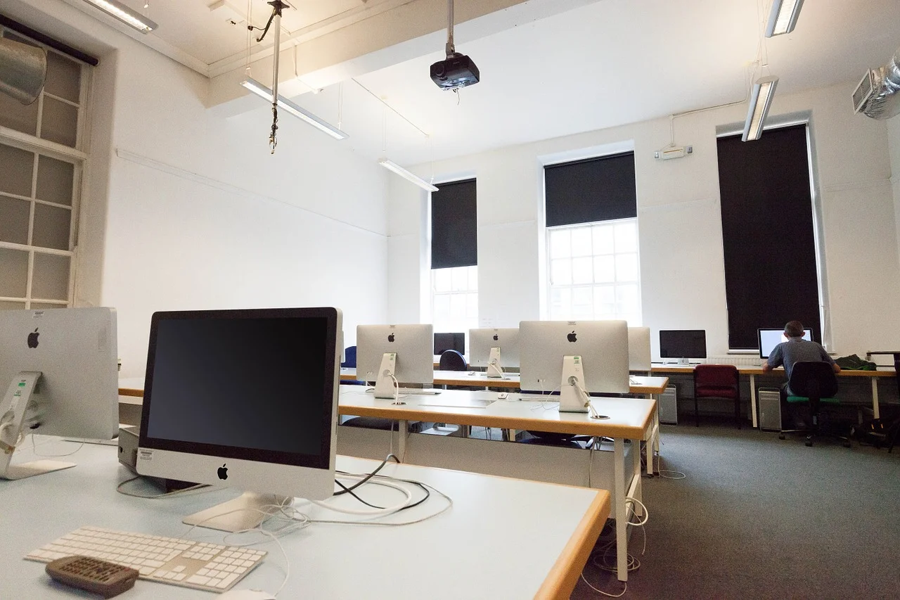 computer-workstations-415138_1280.jpg