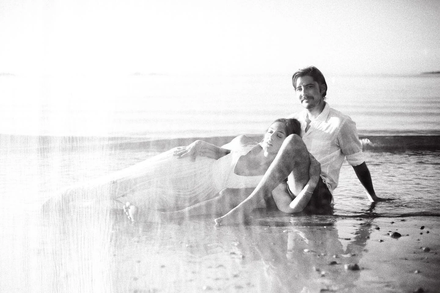 A couple of bffs in love by the shore 🤍