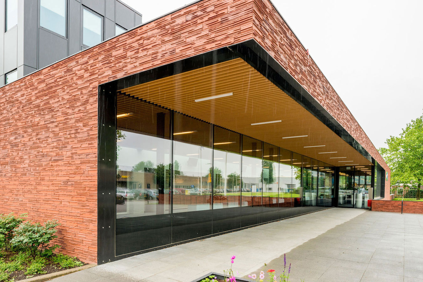 GRILL CEILING PANELS: INSTALLED TO BOTH INTERIOR AND EXTERIOR, IN A CONTINUOUS CEILING CONFIGURATION *Our wood panels cannot be exposed to the elements. Exterior soffit applications are available upon project review and approval. FULL EXTERIOR SOFFIT EDITION.PDF