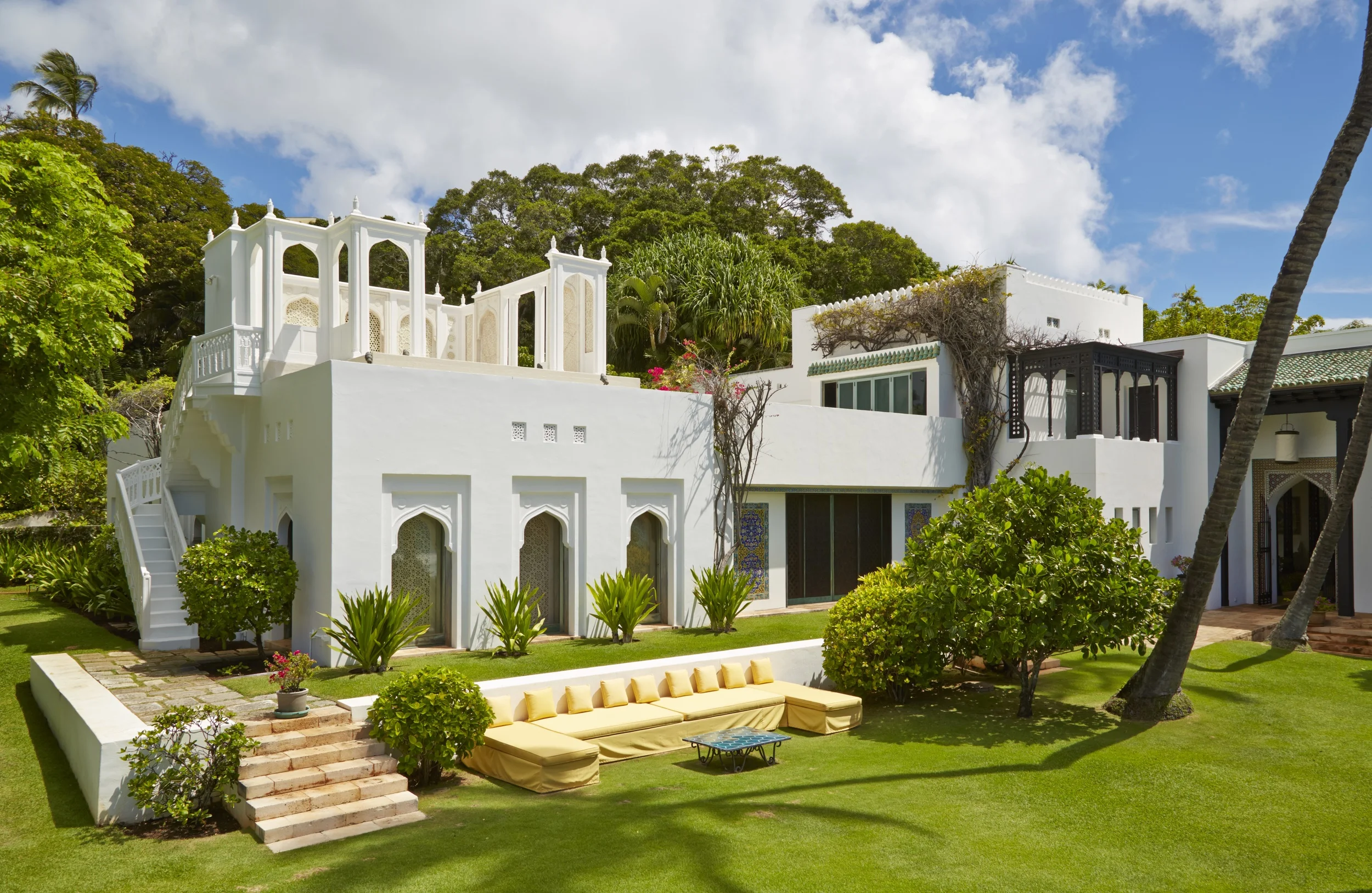 Exterior of the Mughal Suite at Shangri La. © 2014, Linny Morris, courtesy of the Doris Duke Foundation for Islamic Art, Honolulu, Hawai'i.