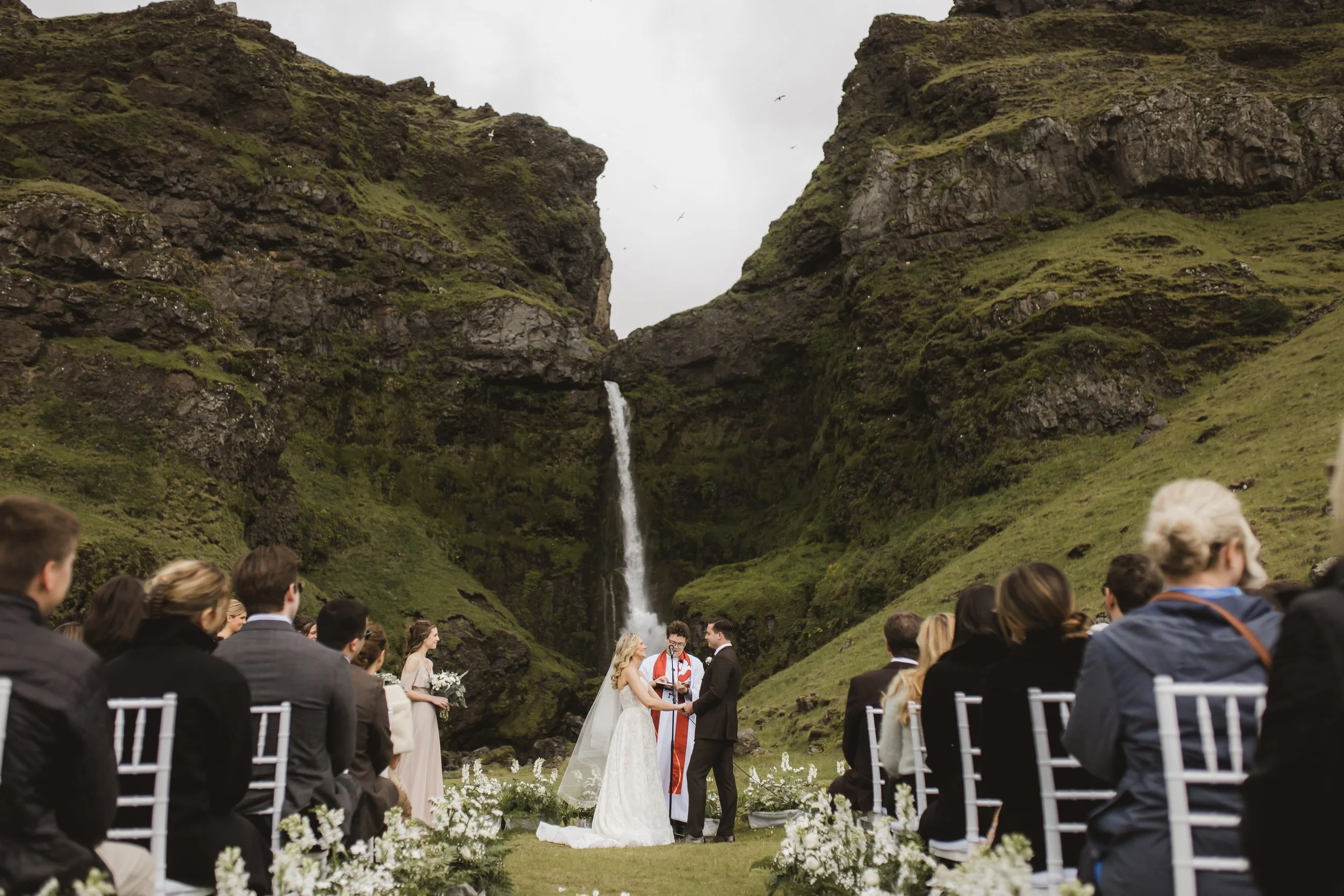 Lindsay &amp; Cole's dreamy waterfall wedding!