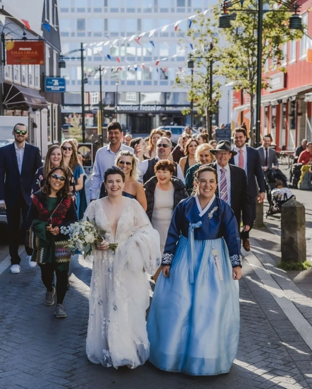 A destination wedding reception in downtown Reykjav&iacute;k, celebrated with pizza, bubbles, and zero rules 🍕🏳️&zwj;🌈
Baka Baka was the perfect spot to end an Iceland wedding day&mdash;proof that the best receptions are the ones that feel like yo