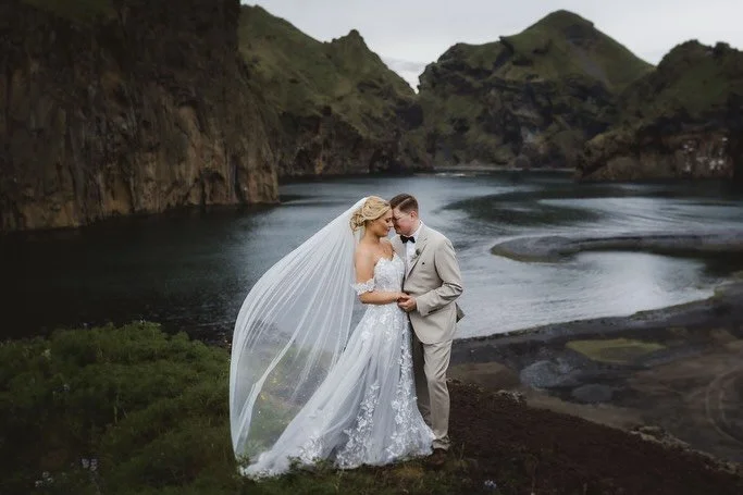 The Westman islands are an absolute gem of a place for your wedding photos 📸 such a tiny island that&rsquo;s full of unreal views ❤️ i highly recommend considering a visit there wether for an elopement or just a stroll through the island 

Iceland w