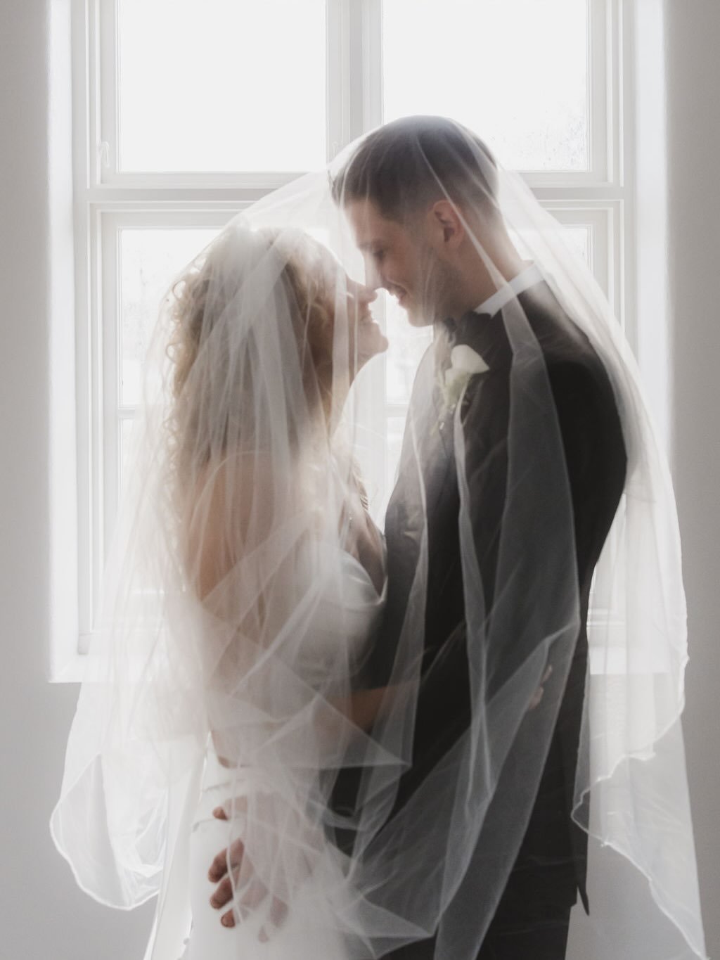 Indoor winter light, Iceland. Wedding photos away from the harsh winds 🤍
Following what the day gave us and letting the light do the work. Sometimes you use what you have and it feels just perfect ✨

#br&uacute;&eth;kaupslj&oacute;smyndari #IcelandW