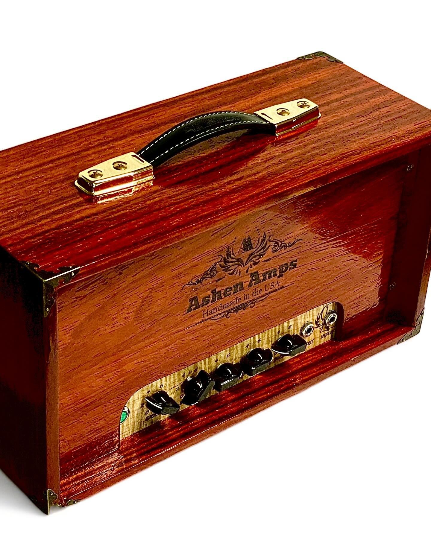 🎛️🔥 Introducing the Ashen ReVibe - a handmade tube Reverb and harmonic tremolo effect unit enclosed in a stunning padauk shell. 🎶✨ Experience the warm and lush tones that only a tube-driven reverb can deliver, combined with the mesmerizing pulsati