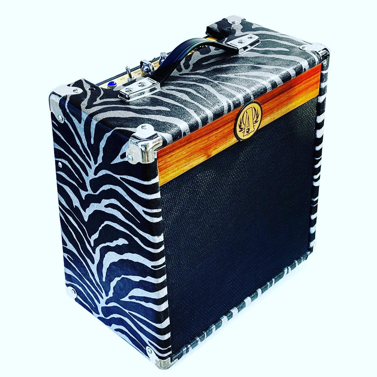 🎸🔊 Looking for a unique and great-sounding tube guitar amplifier combo? Look no further! Our custom handmade masterpiece is ready to ship and built in only one copy. Join the ranks of our satisfied customers who are loving every moment of playing w