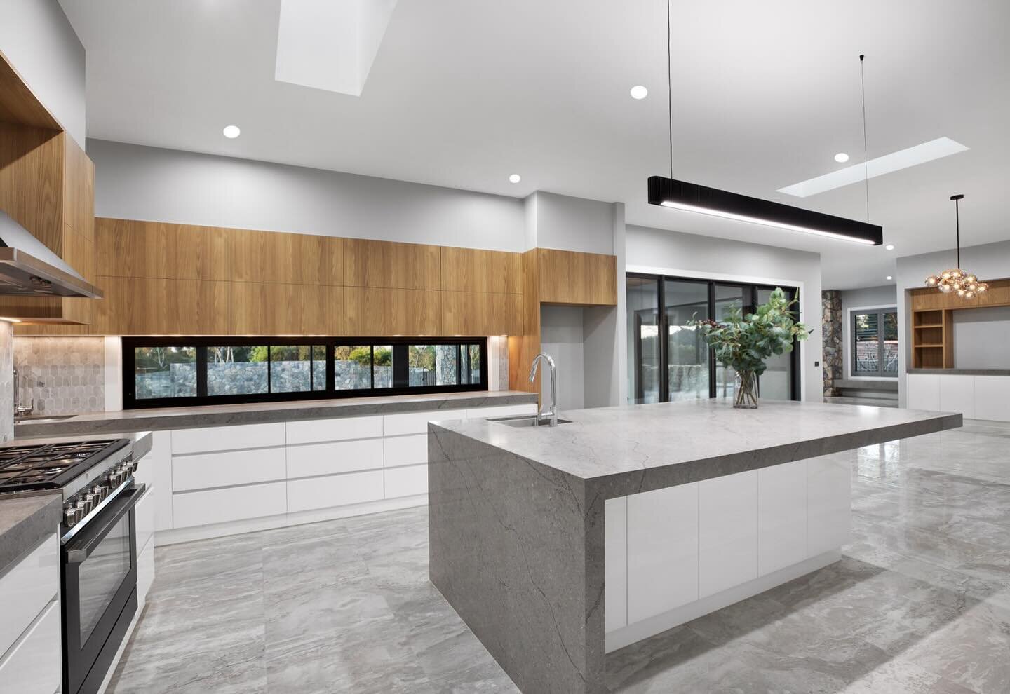 The perfect entertainers kitchen: grand in proportion, finish and wow factor, with seamless flow to the alfresco and pool beyond. 
.
.
.
#matclair #matclairconstructions #melbournebuilder #architecturalbuilders #newhomeconstruction #architecturalhome
