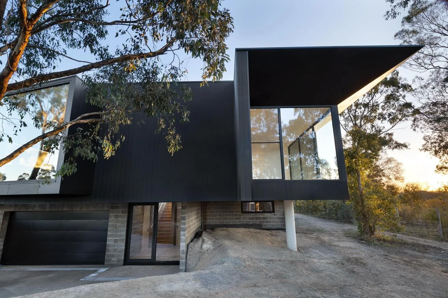 Bold choices build unforgettable homes 
.
.
.
PM &amp; construct: @matclair_constructions 
Design: @hughfeggans_aych 
Windows: @aaawindows 
Cladding: CX Ebony @permatimber @bowens_au 

#matclair #matclairconstructions #melbournebuilder #yarravalleybu