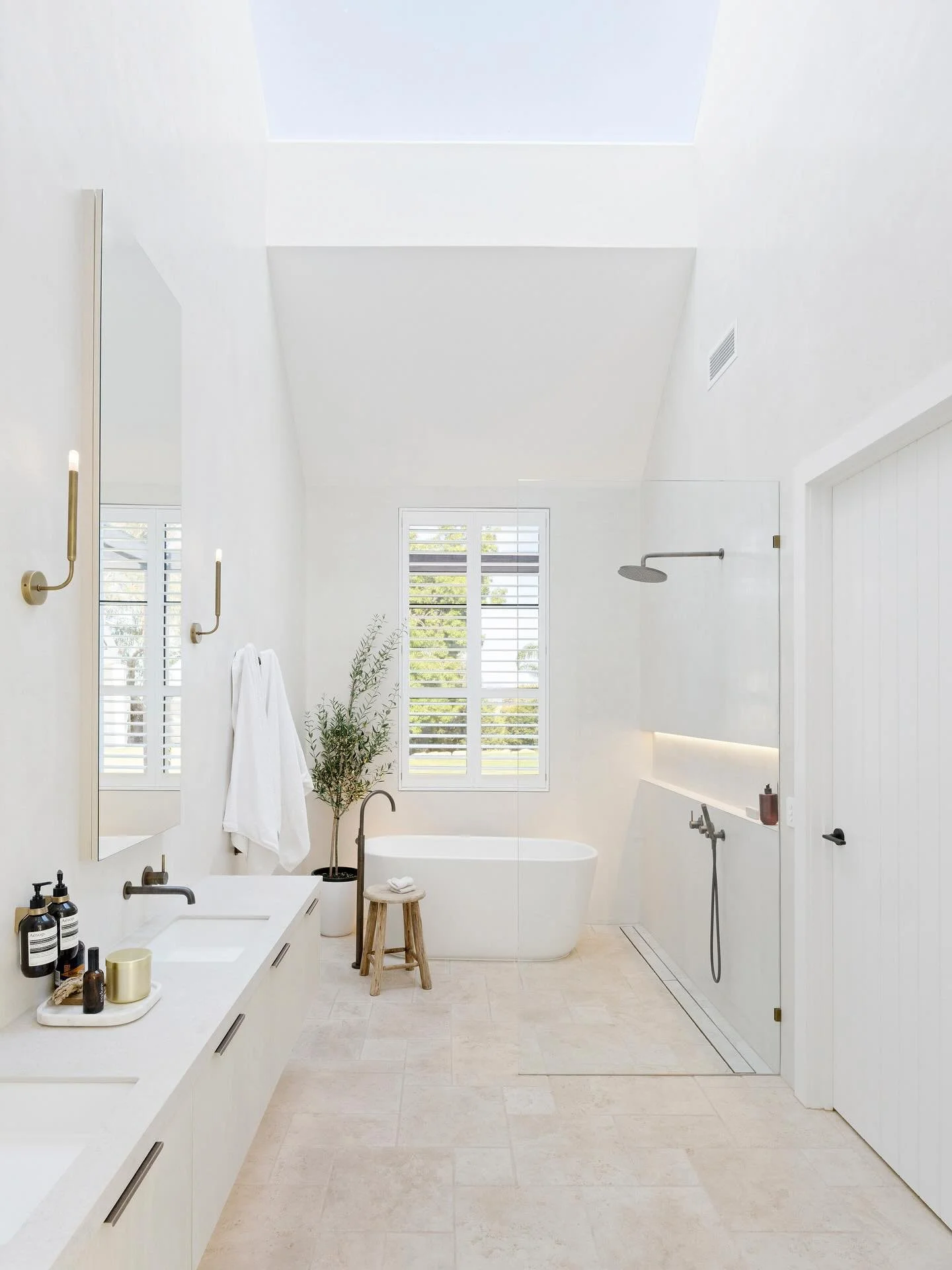 Bathed in natural light from a dramatic roof window, the grandeur of this master en-suite is elevated by soaring ceilings and the timeless elegance of travertine paired with hand-applied Venetian render.

Beyond its undeniable beauty, this space has 